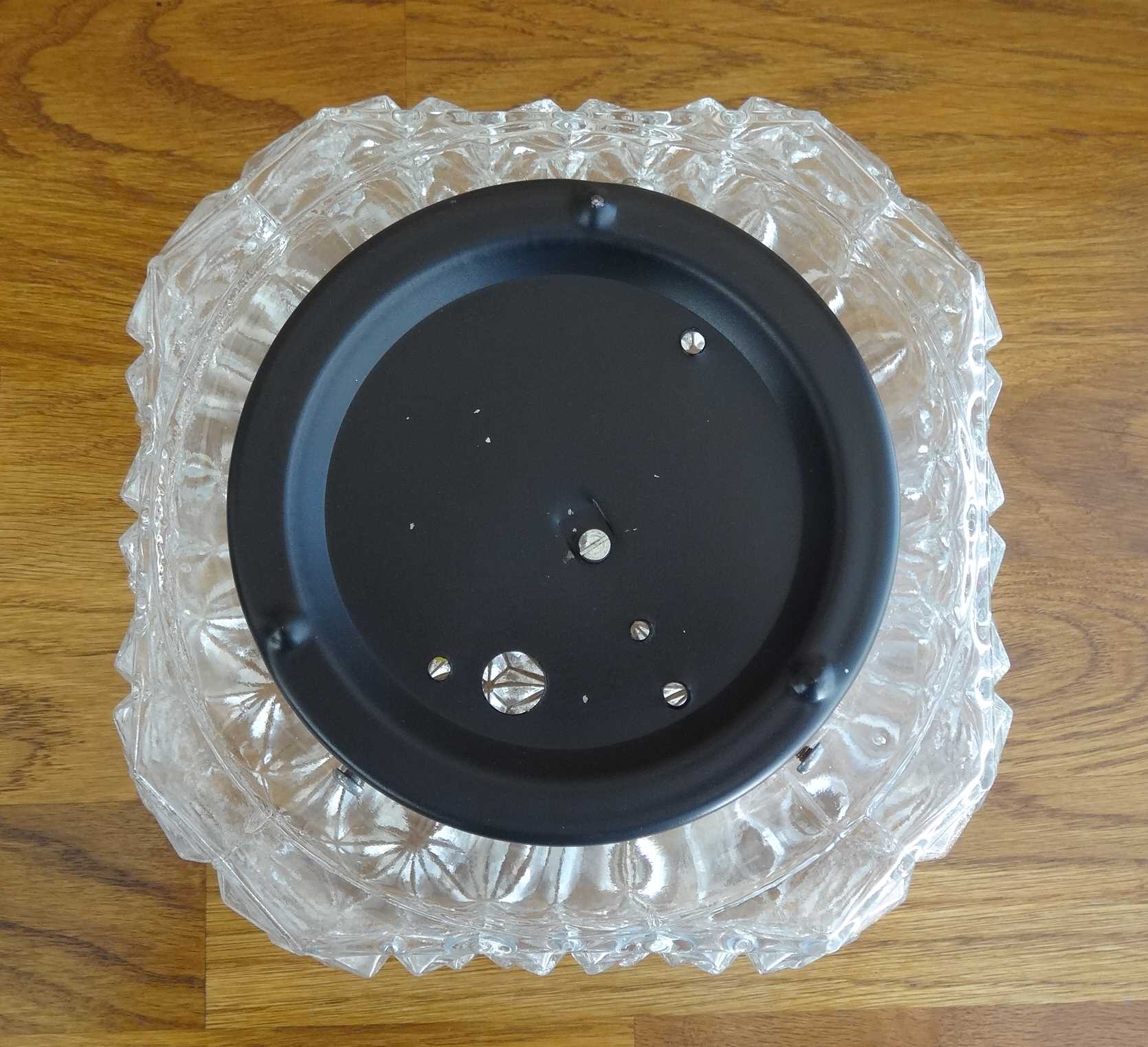 Square ceiling light in transparanting chiseled glass