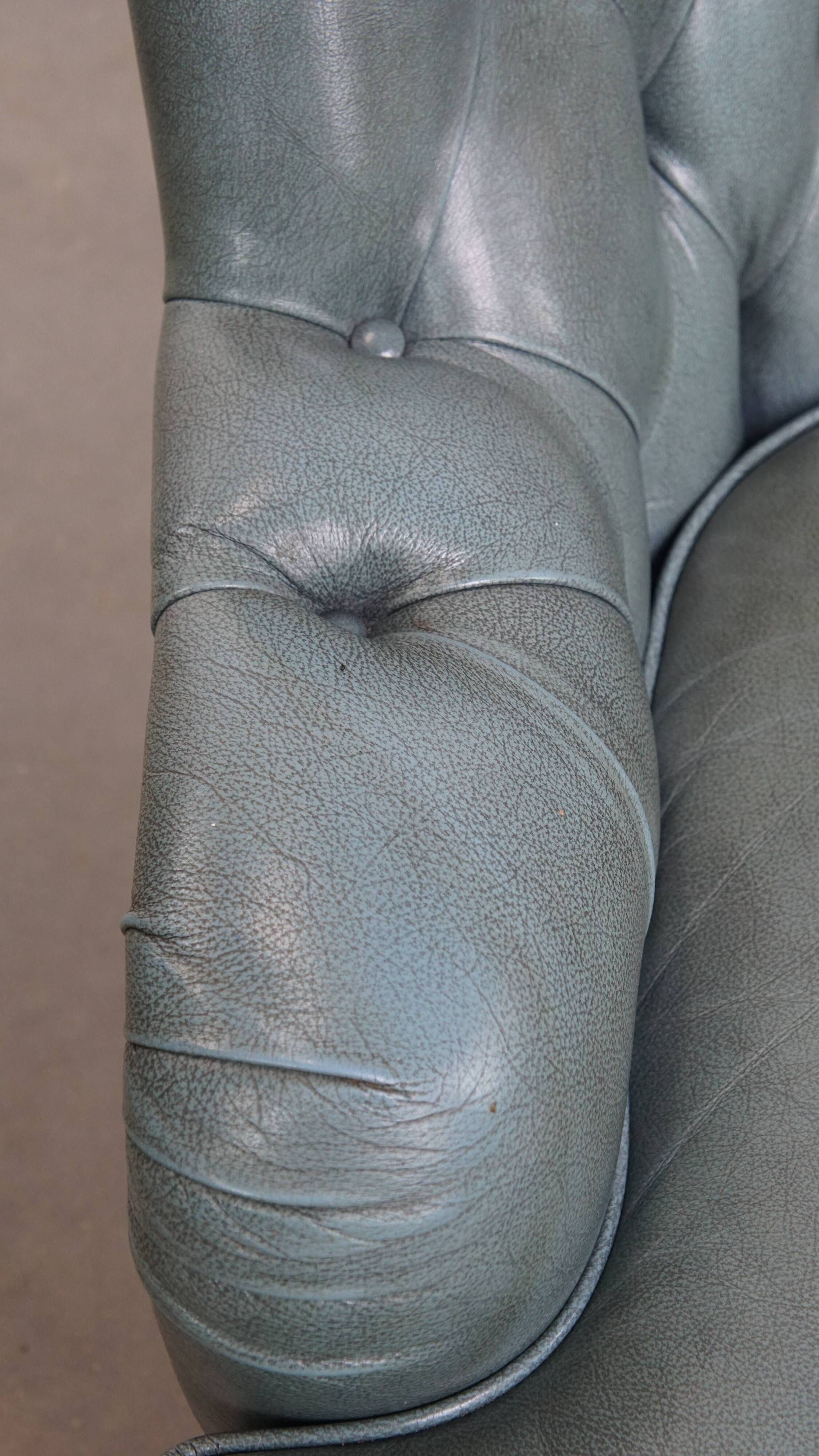 Fauteuil Chesterfield bleu en cuir de vachette de style anglais