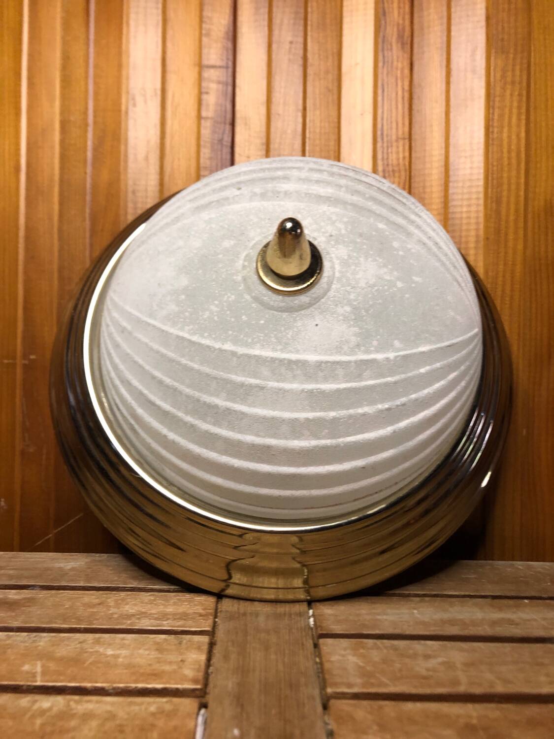 Ancien plafonnier verre moulé contour dore