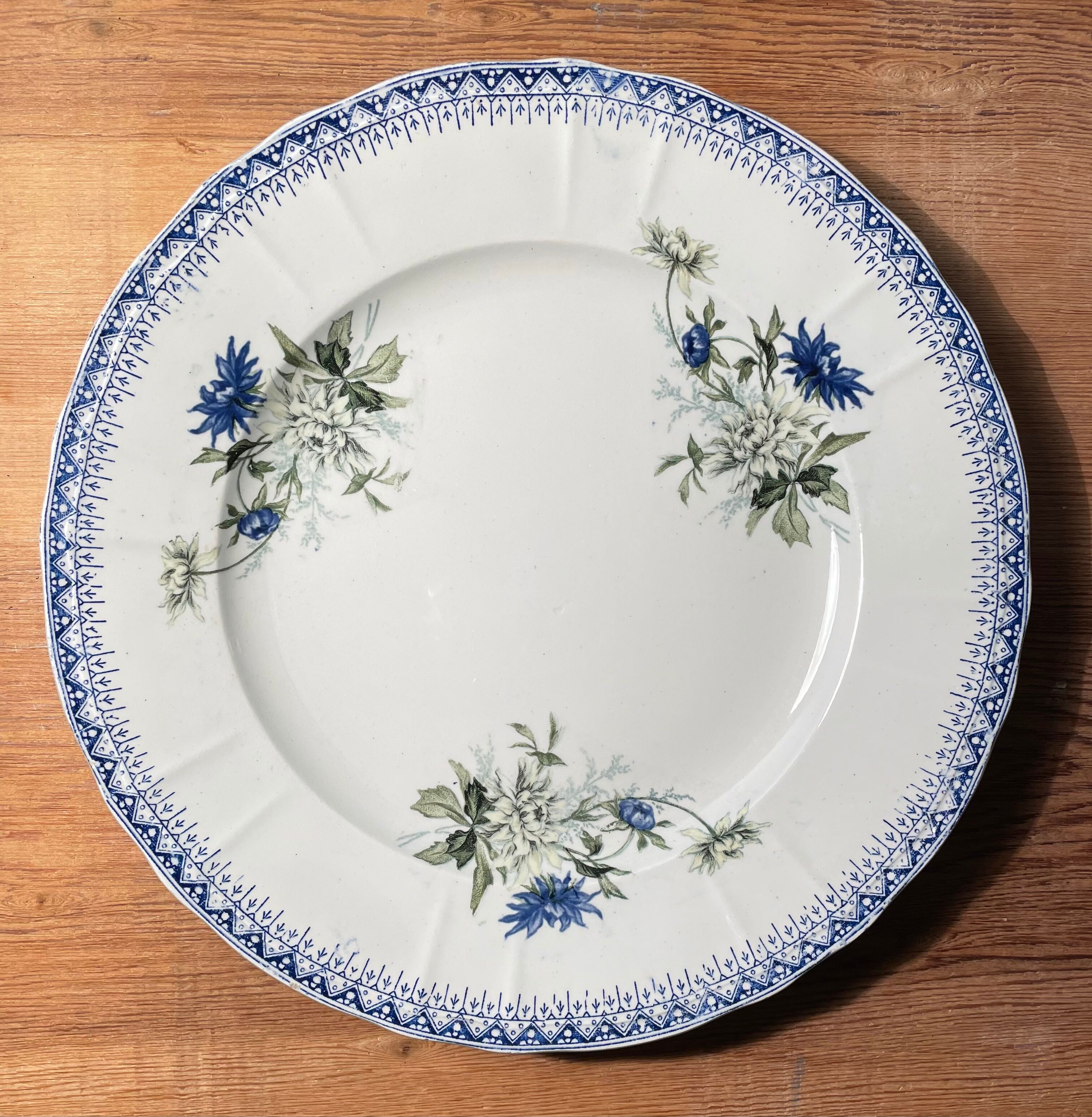 Set of 12 flat plates Terre de Fer St Amand and Hamage