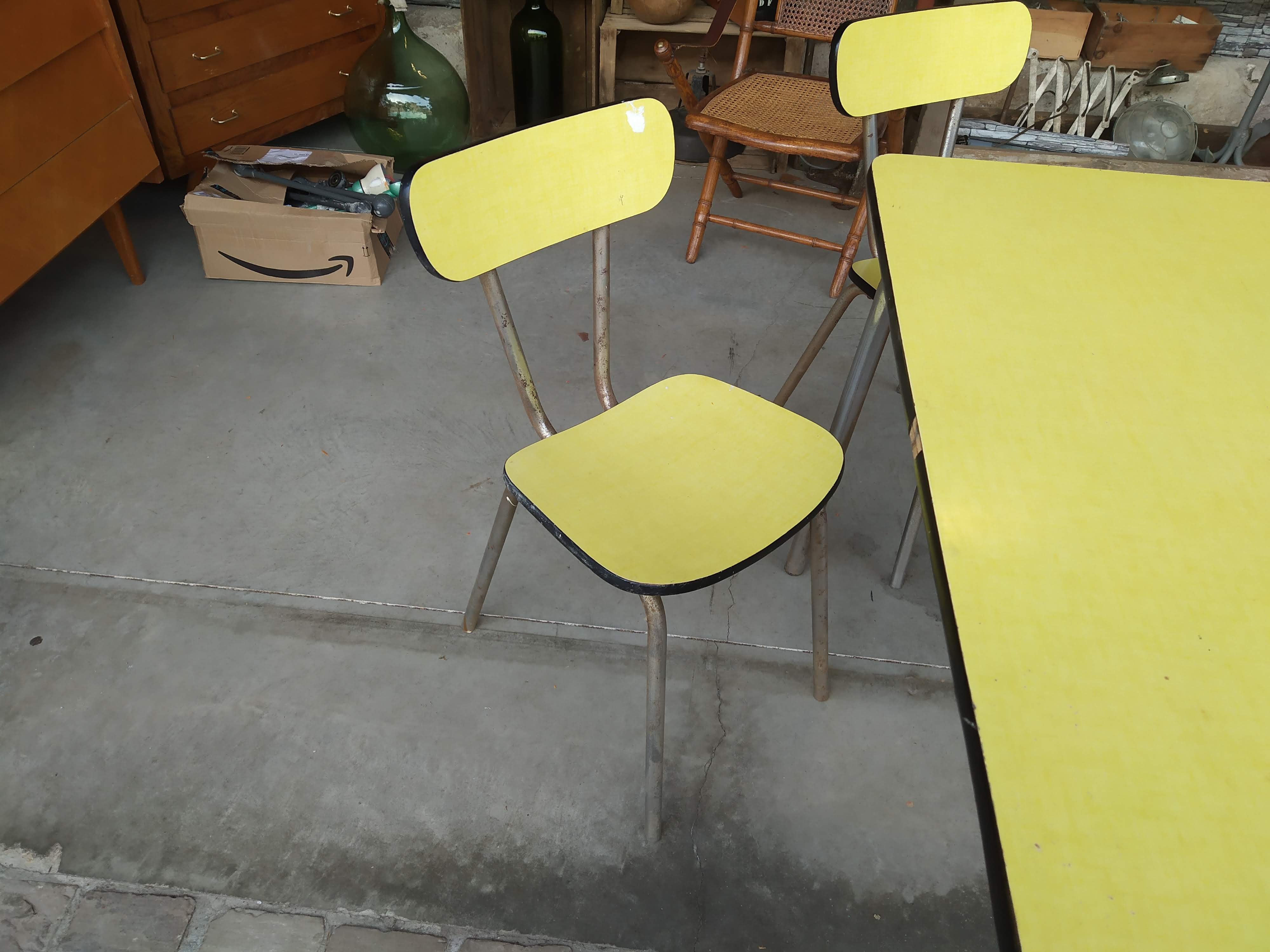 Table and chairs in 50s formica