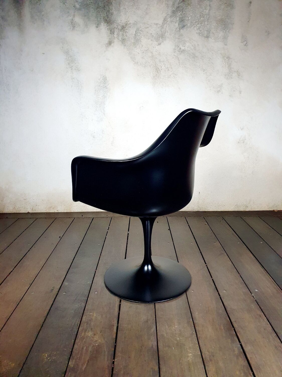 Knoll Saarinen tulip armchair black leather seat
