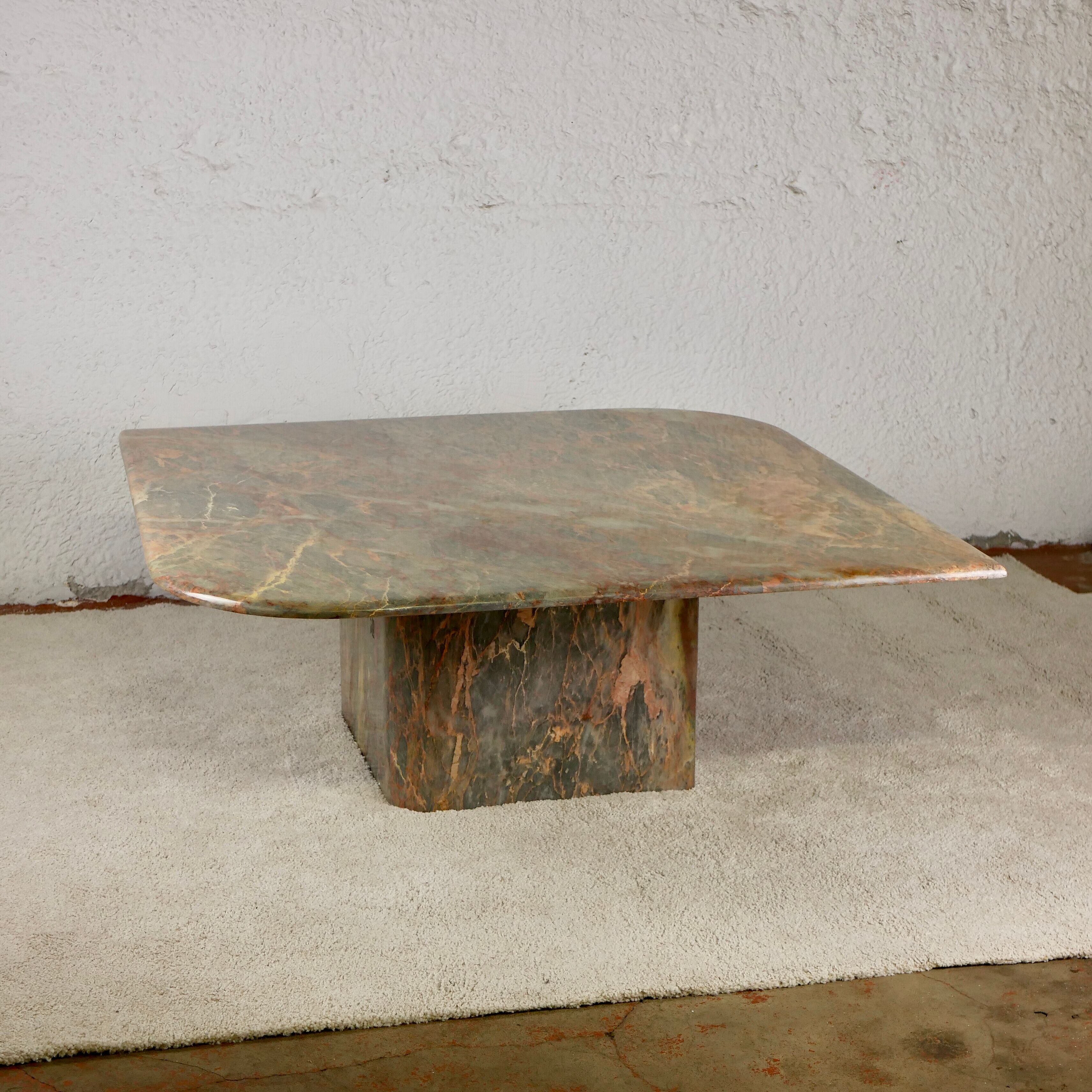Coffee table in green marble and coral