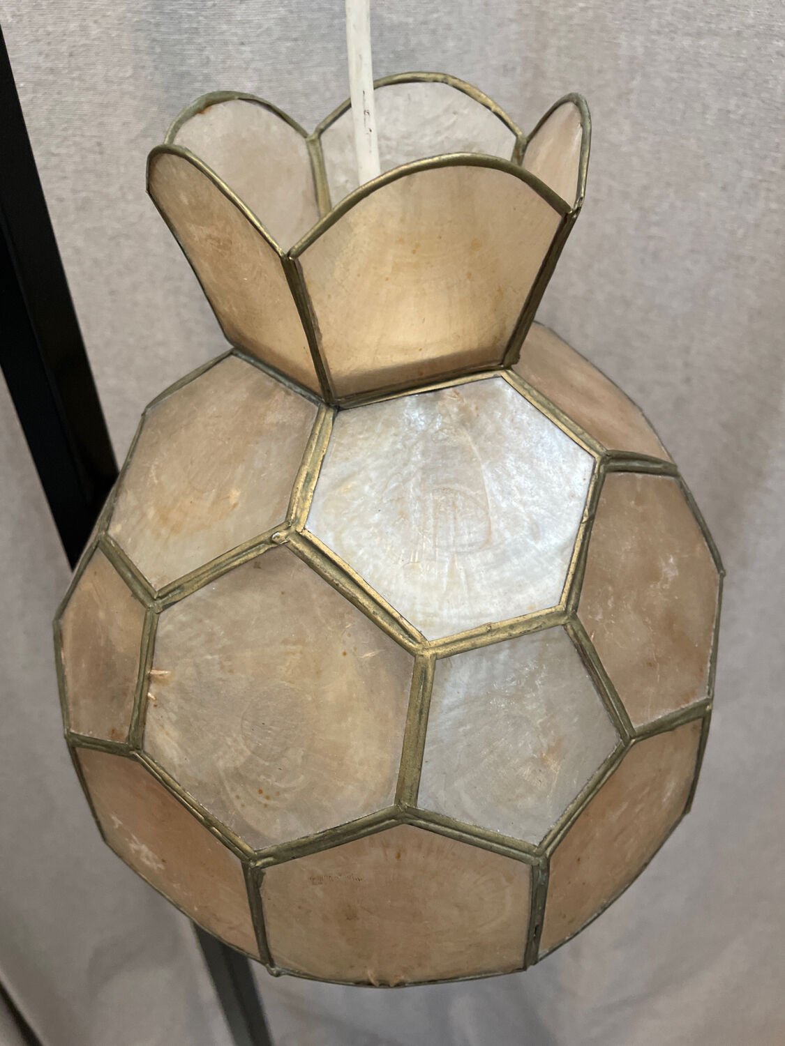 Vintage suspension in mother-of-pearl and brass