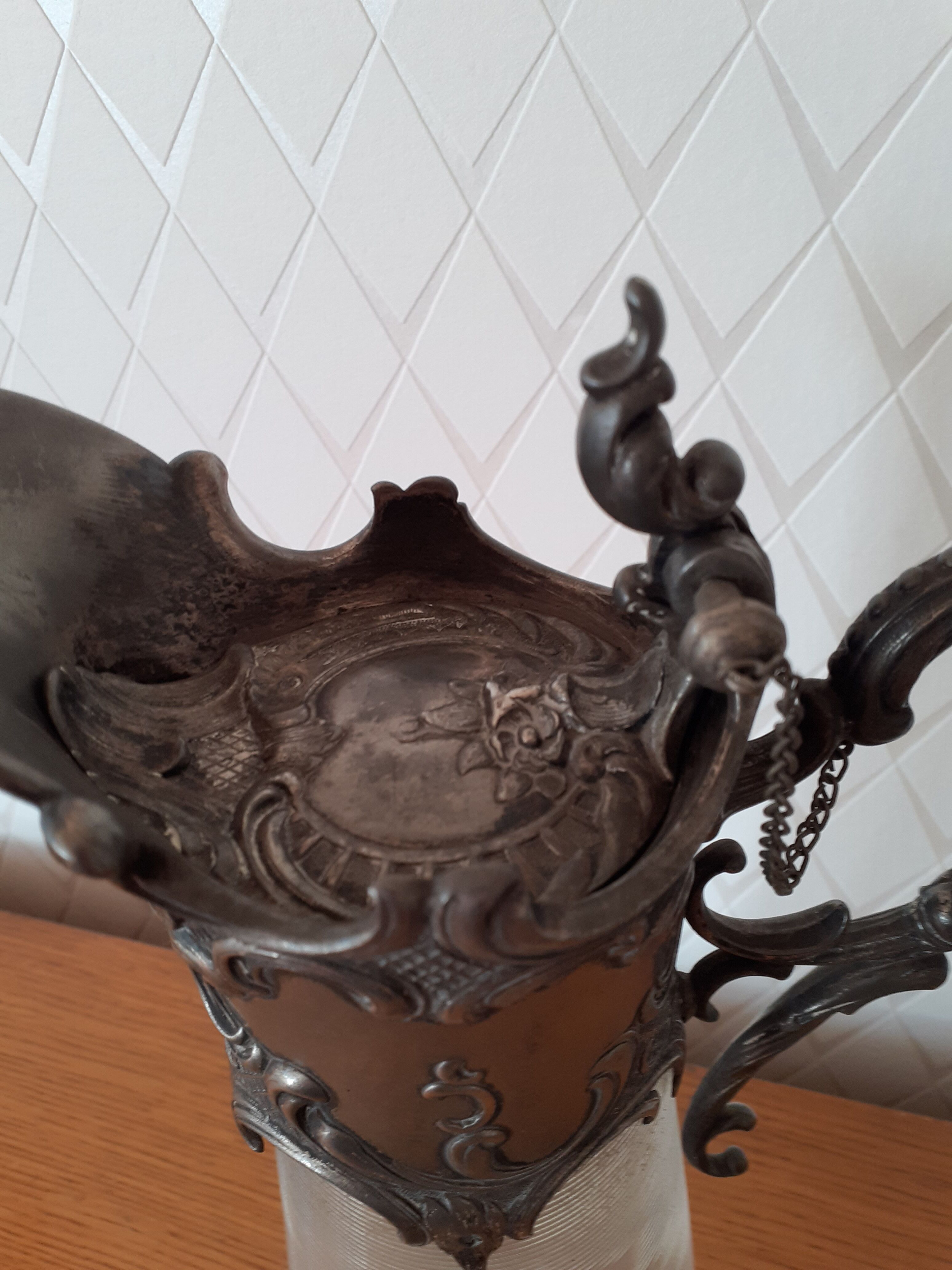 Aiguière ancienne en verre et étain