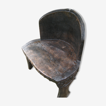 Chaise de la tribu Naga sculptée avec l’oiseau calao vénéré