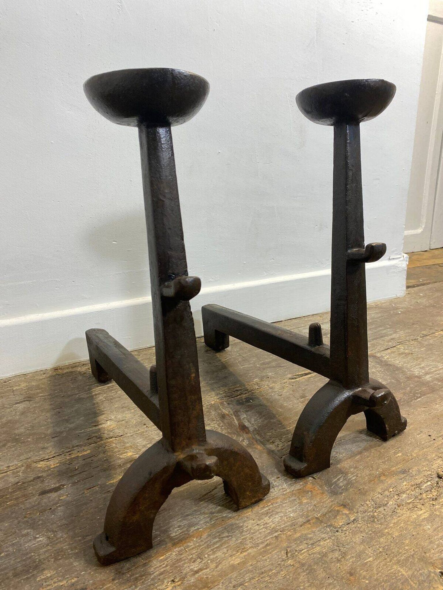 Paire de chenets anciens en fonte, décor rustique, vers 1900