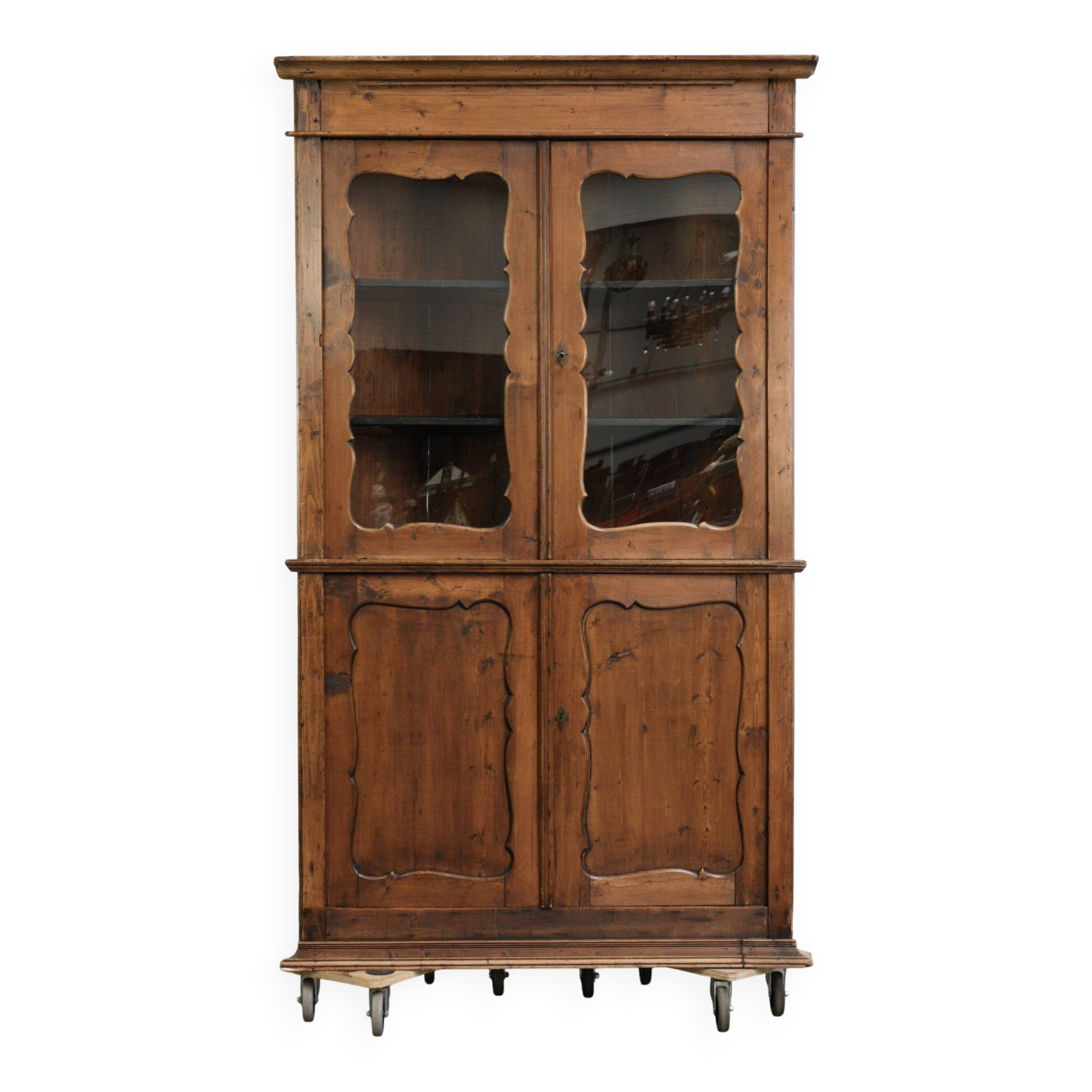 Practical old pine Dutch corner cabinet with nice details and patina