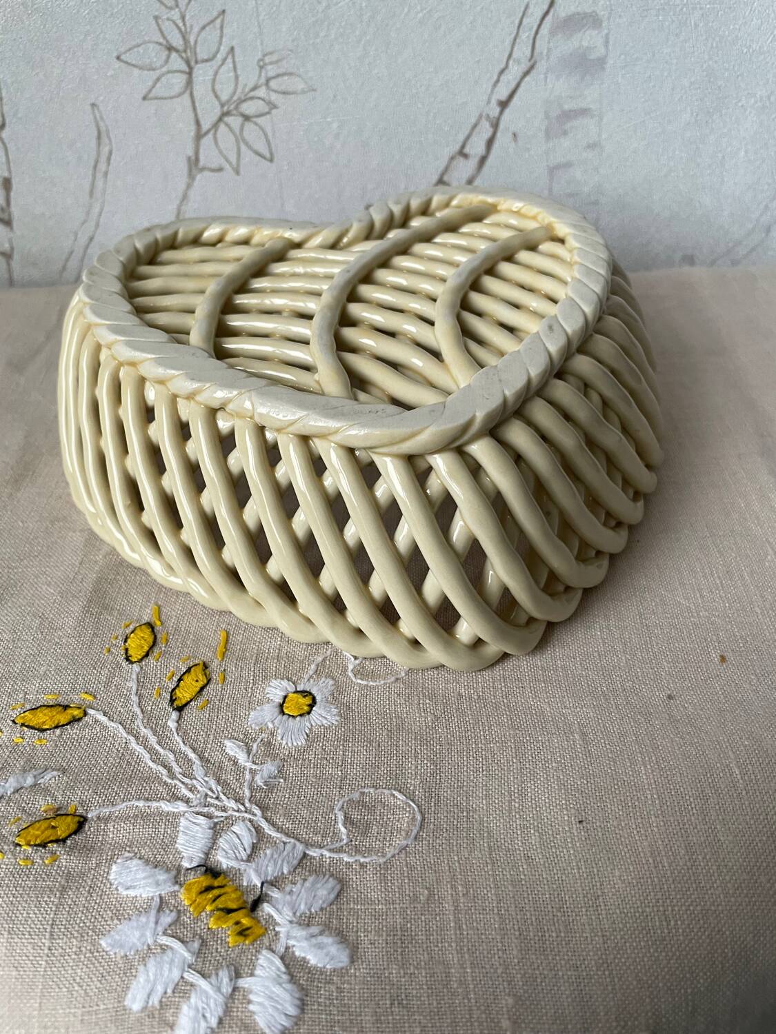 Set of 3 vintage beige heart-shaped woven porcelain nesting baskets