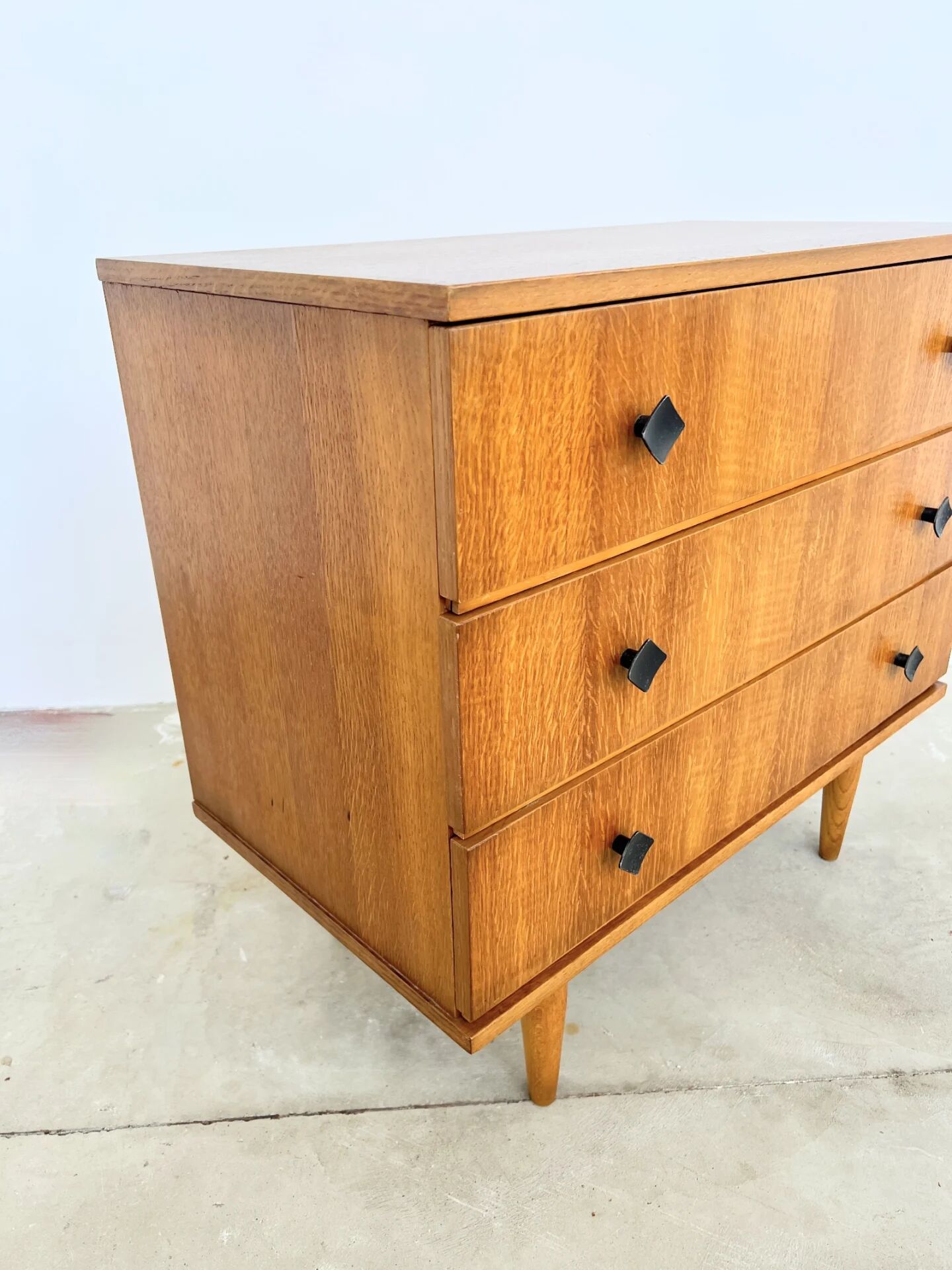 Commode scandinave 3 tiroirs en chêne, boutons noirs — années 60