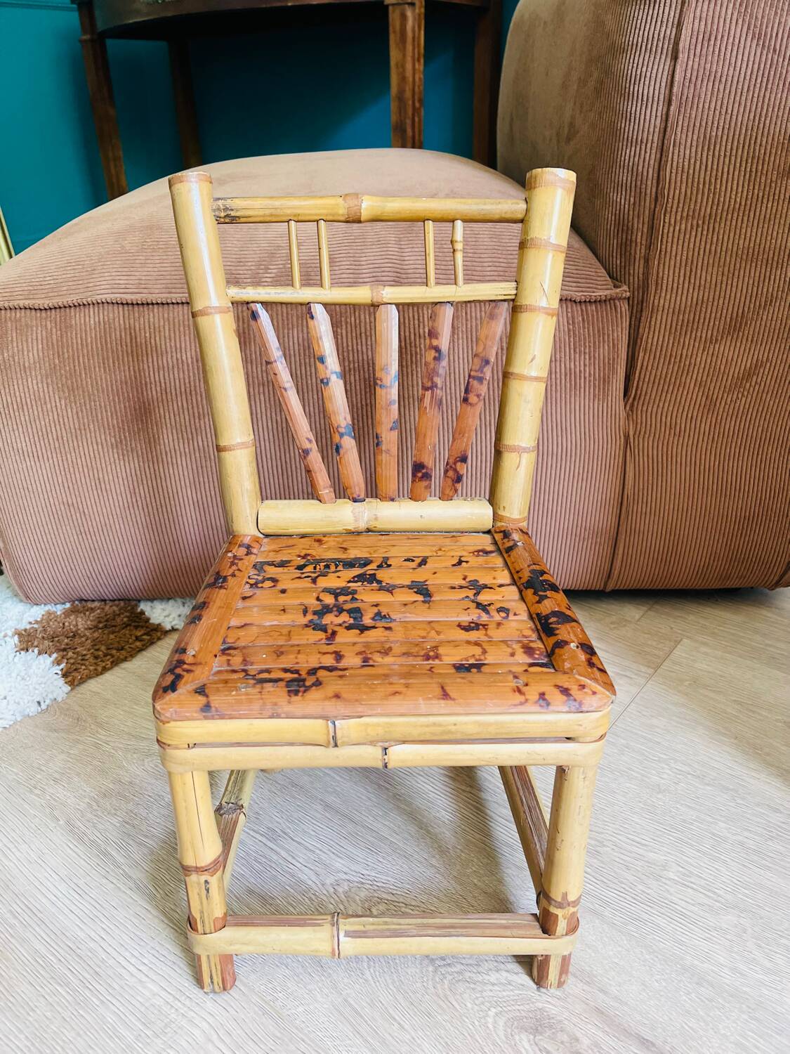 Petite chaise en bambou flammé