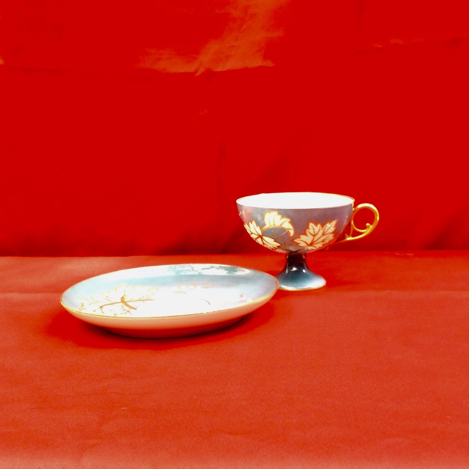 Ancienne tasse et soucoupe à chocolat en porcelaine de Paris Dimension : hauteur -8,5cm- D-11,5cm-