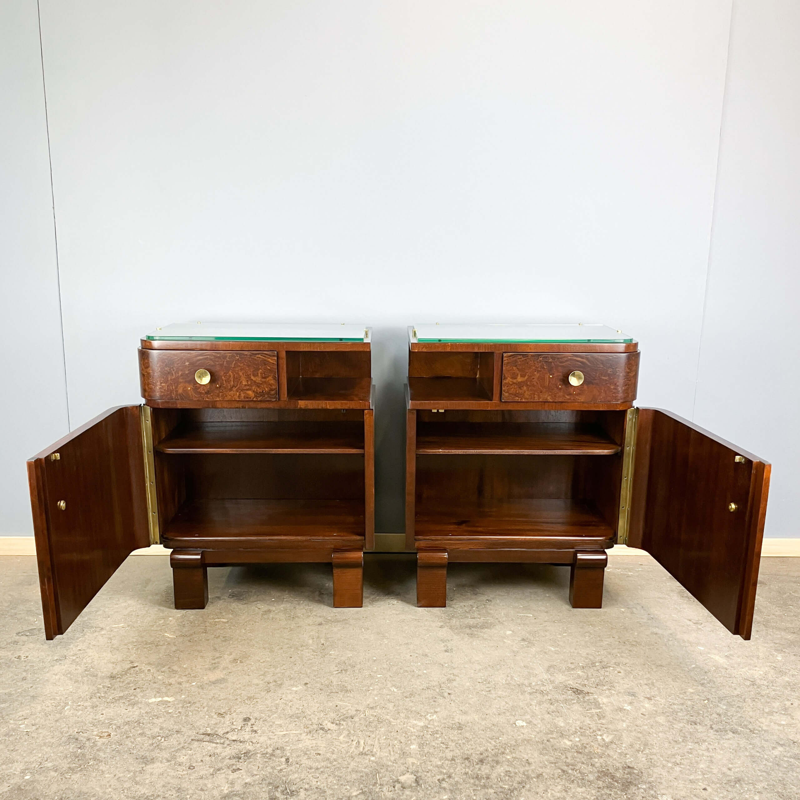 Tables de chevet Art Déco, bois de noyer avec plateaux en verre, années 1930
