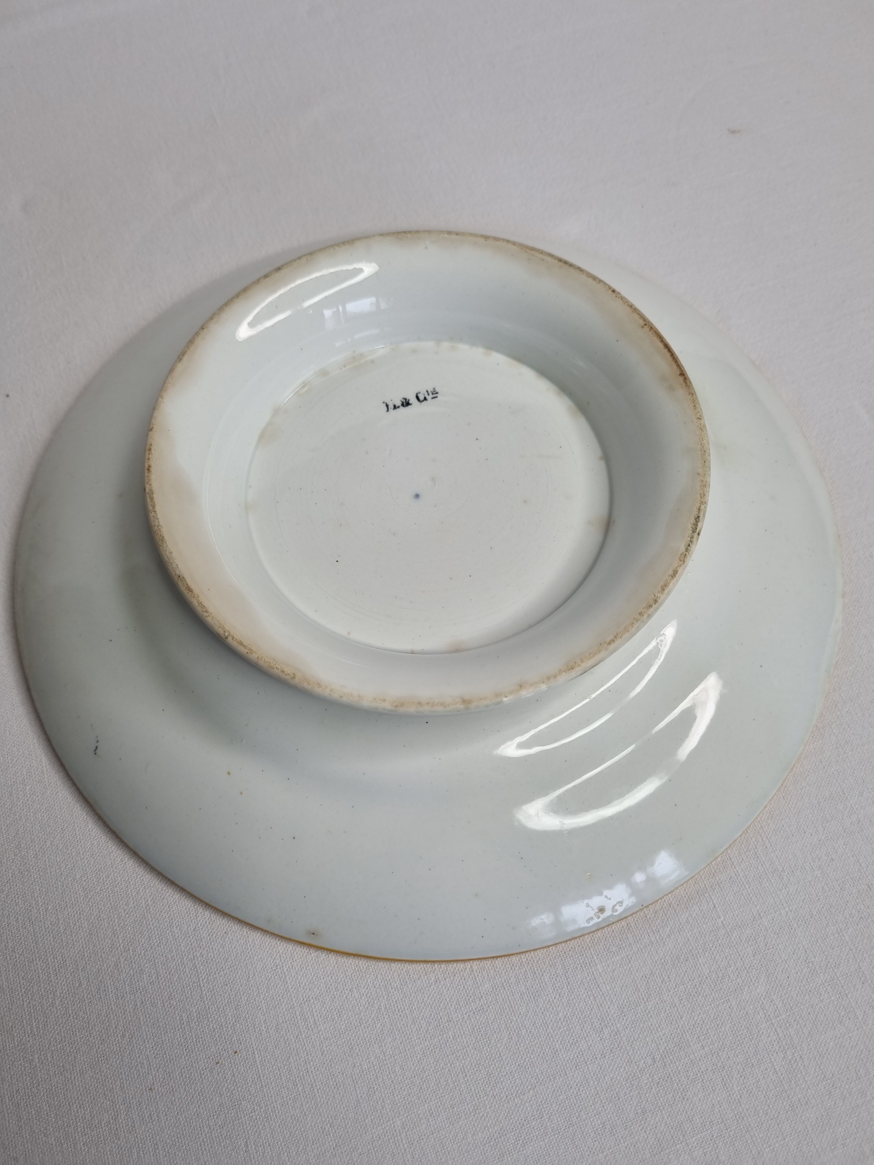 Plate anceinne on foot with the décor of conces, 22 cm