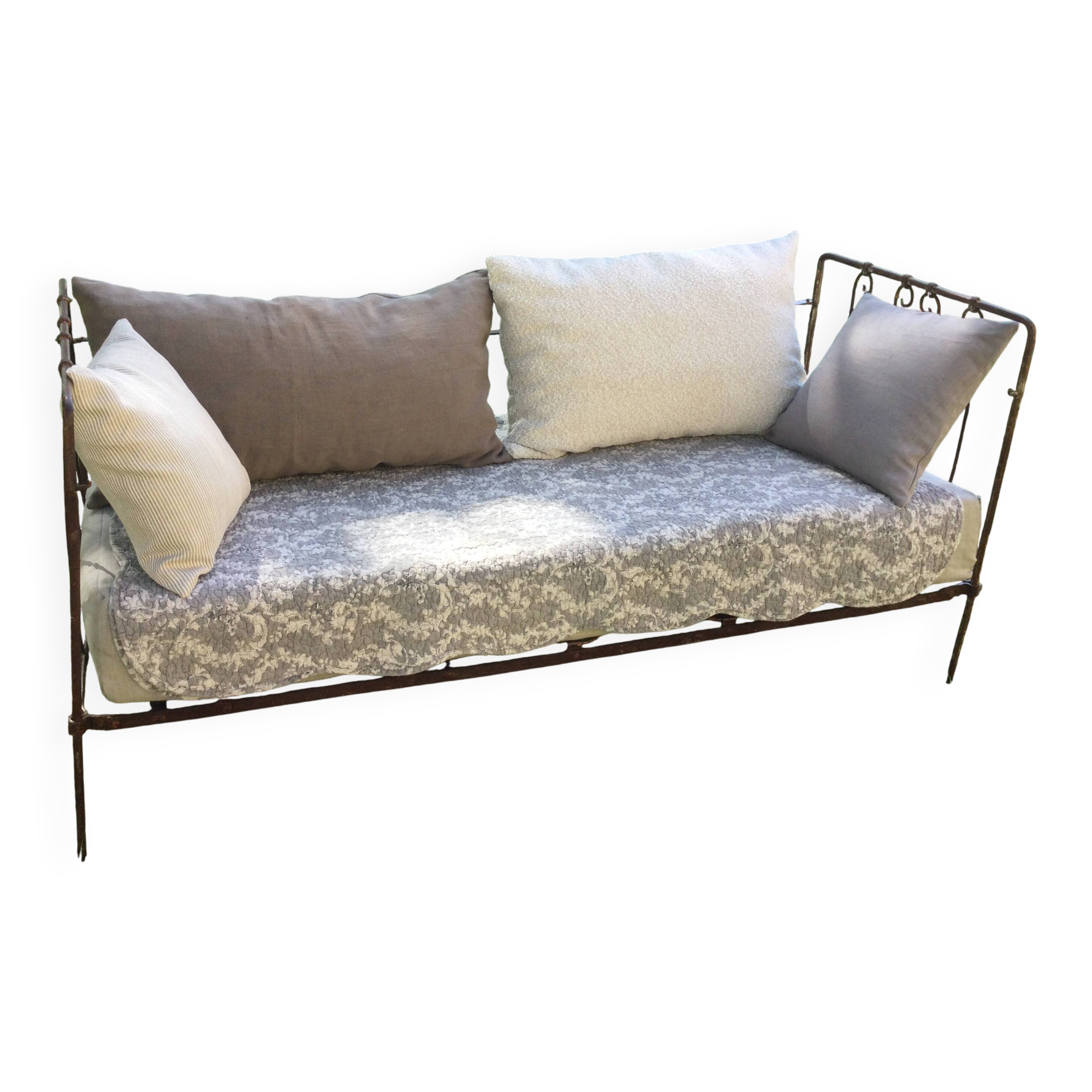 Lit banquette ancien fer forgé avec coussins