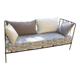 Lit banquette ancien fer forgé avec coussins