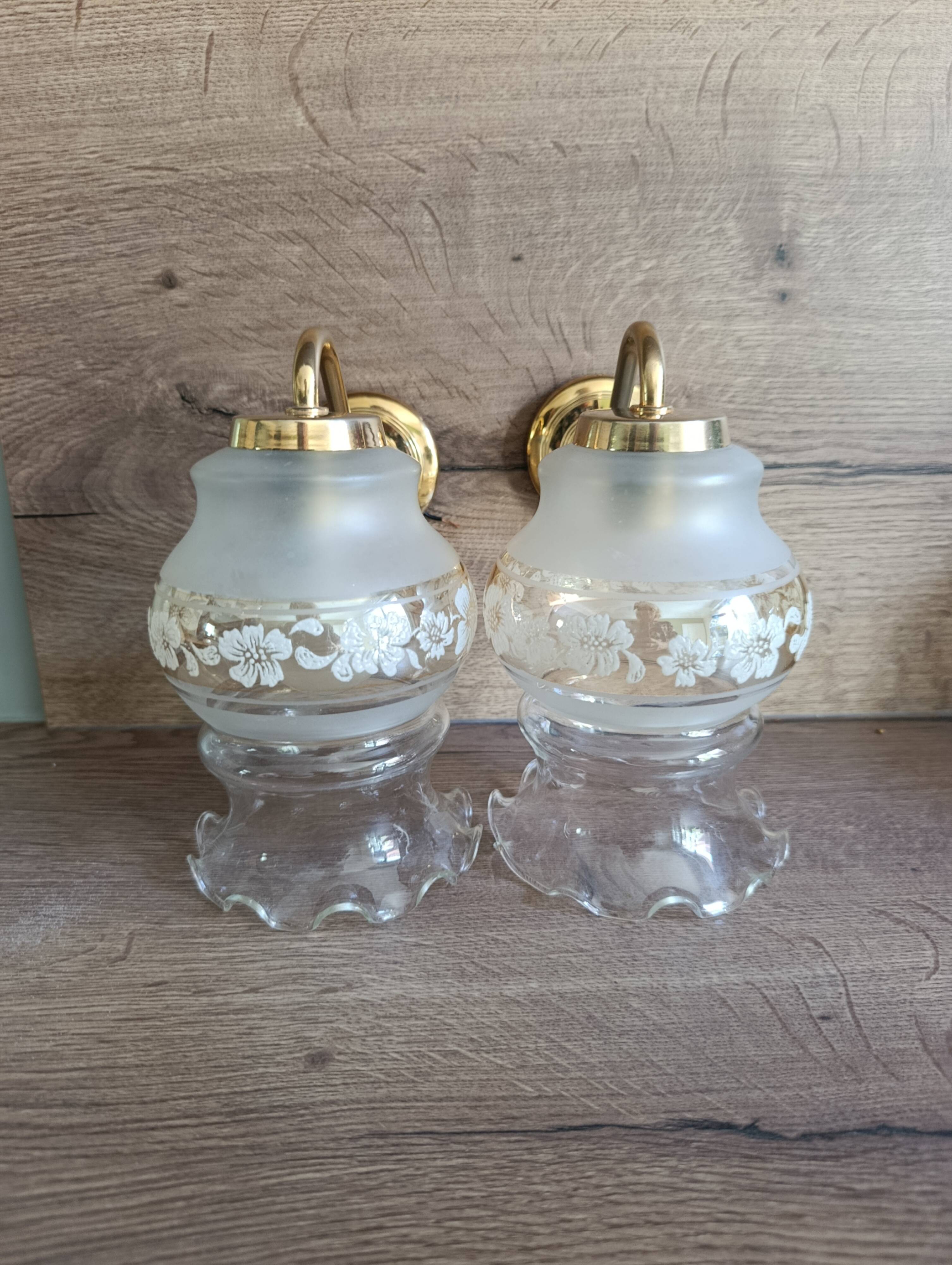 Pair of vintage wall lights in engraved glass & gold metal — Romantic elegance