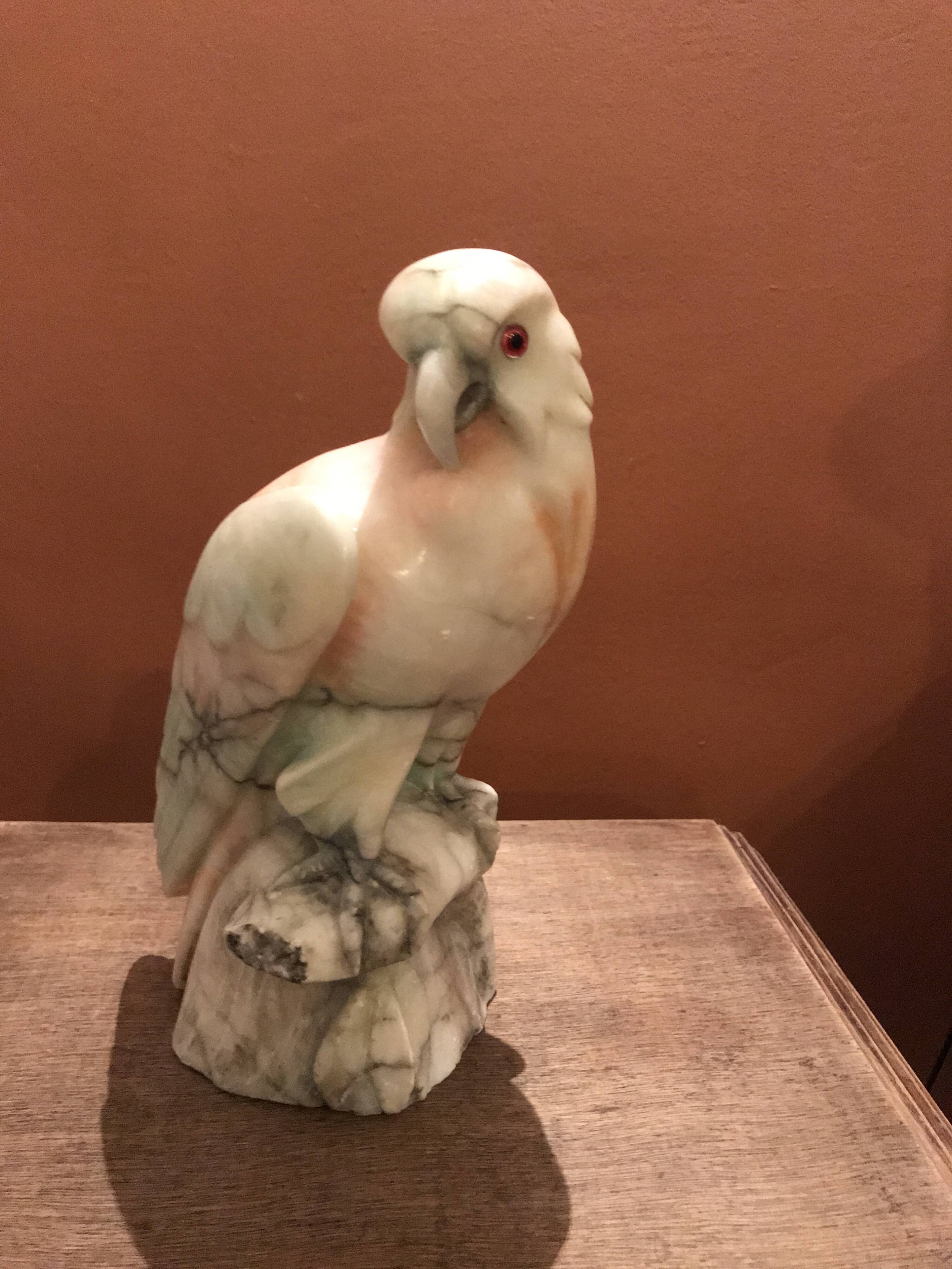 Oiseau en pierre dure marbrée.