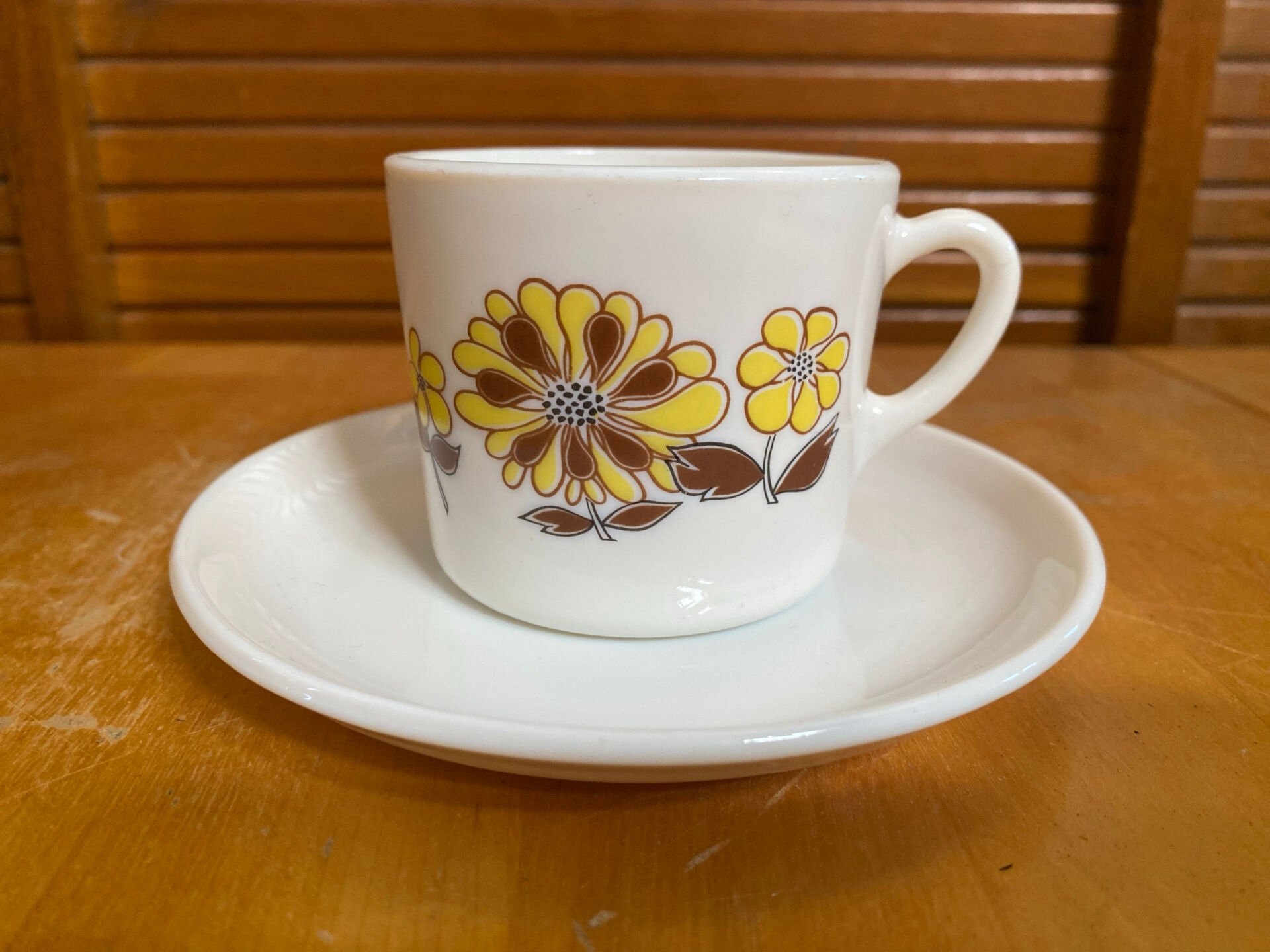 Series 8 cups & saucers sovirel white ceramic flower power fr