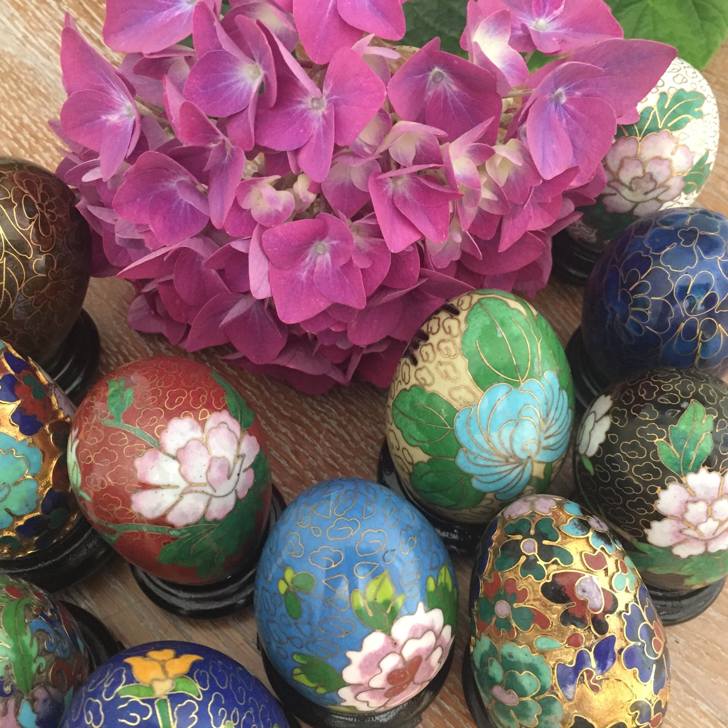 Batch of decorative partitioned eggs