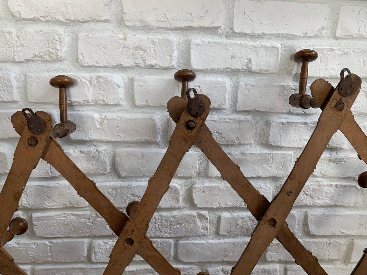Accordion coat rack