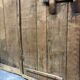 Ancienne porte en bois avec son encadrement