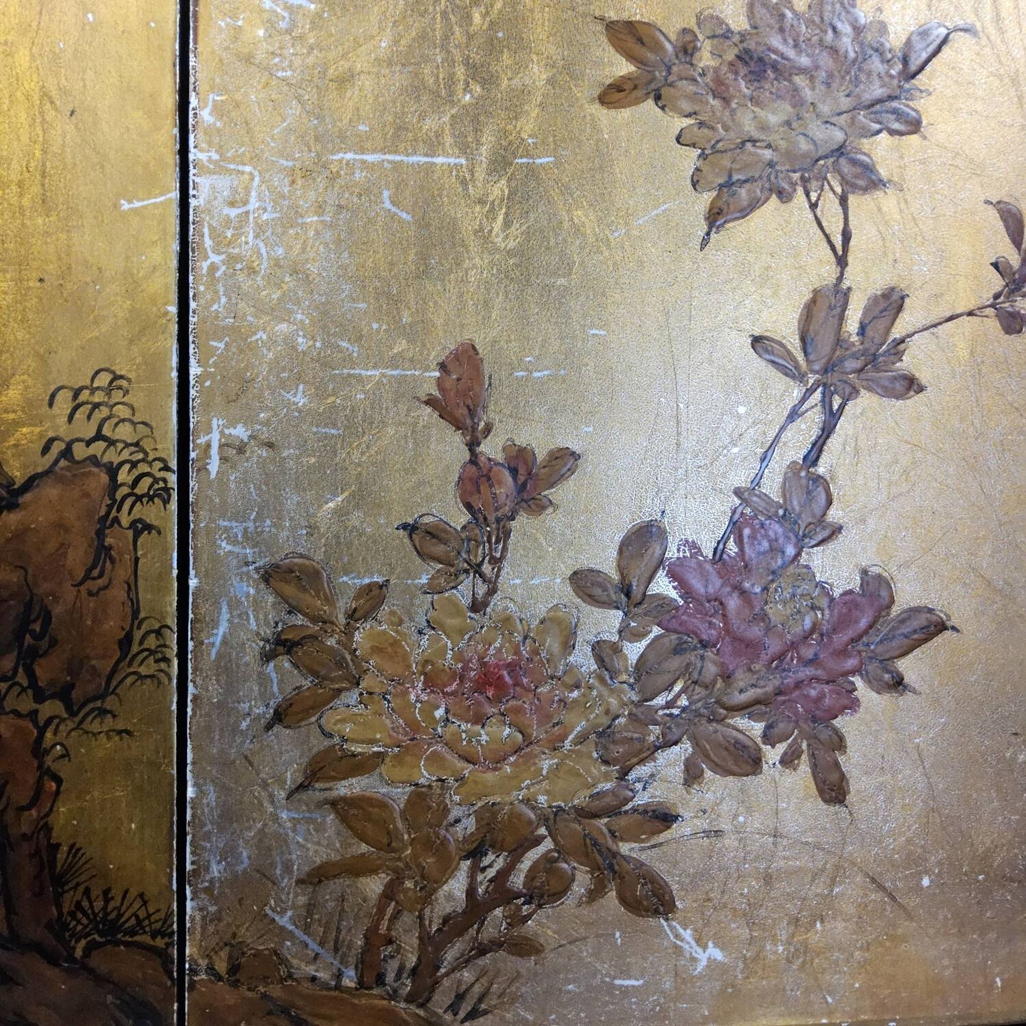 Vintage Chinese cabinet with gold leaf, flowers and birds / oriental