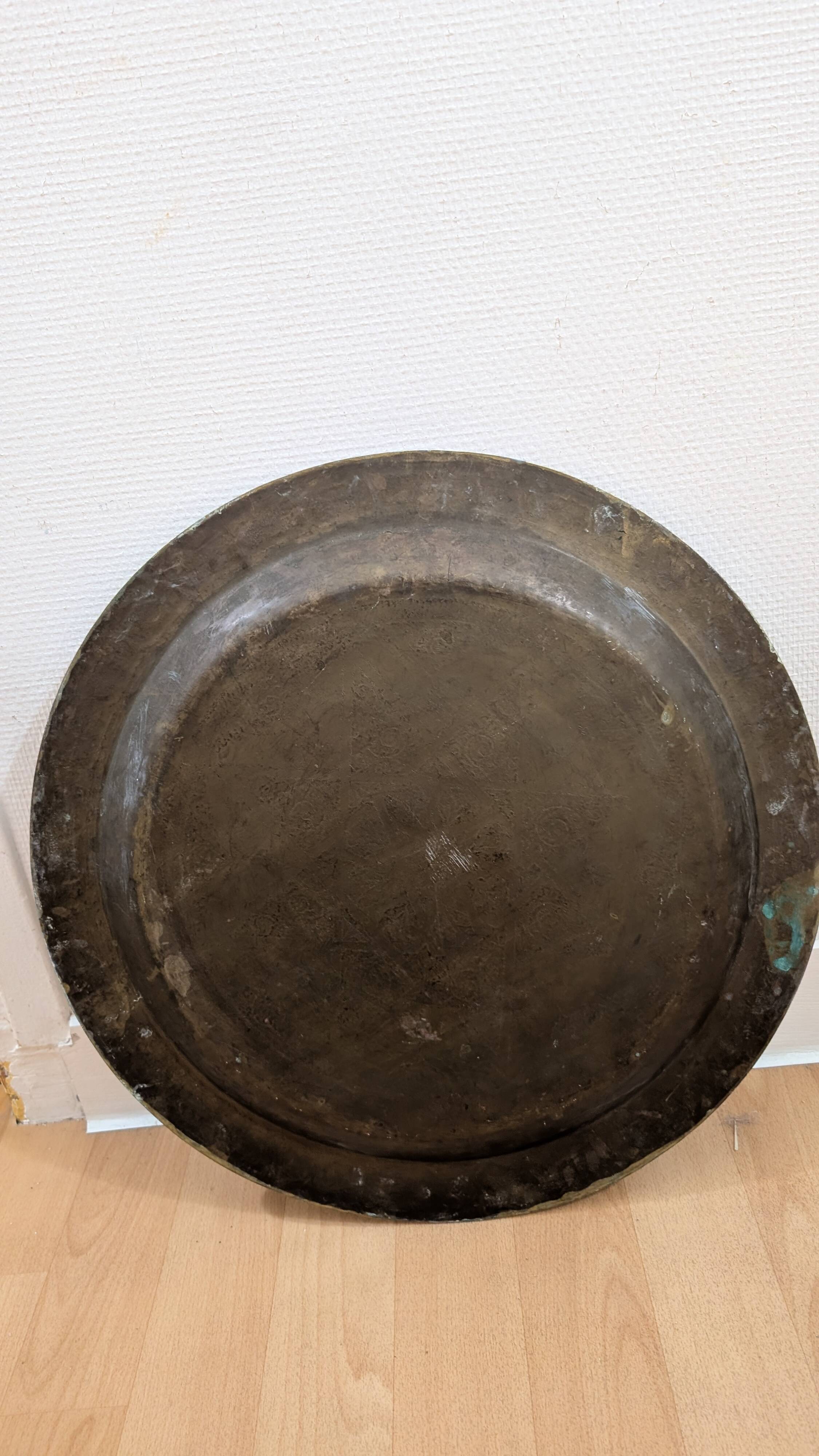 Grand plateau oriental en laiton ciselé à la main – 50 cm