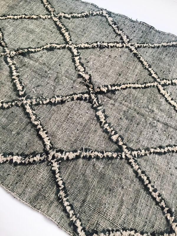 Tapis Kilim Berbère marocain Zanafi Écru Et Vert Foncé 280x176cm