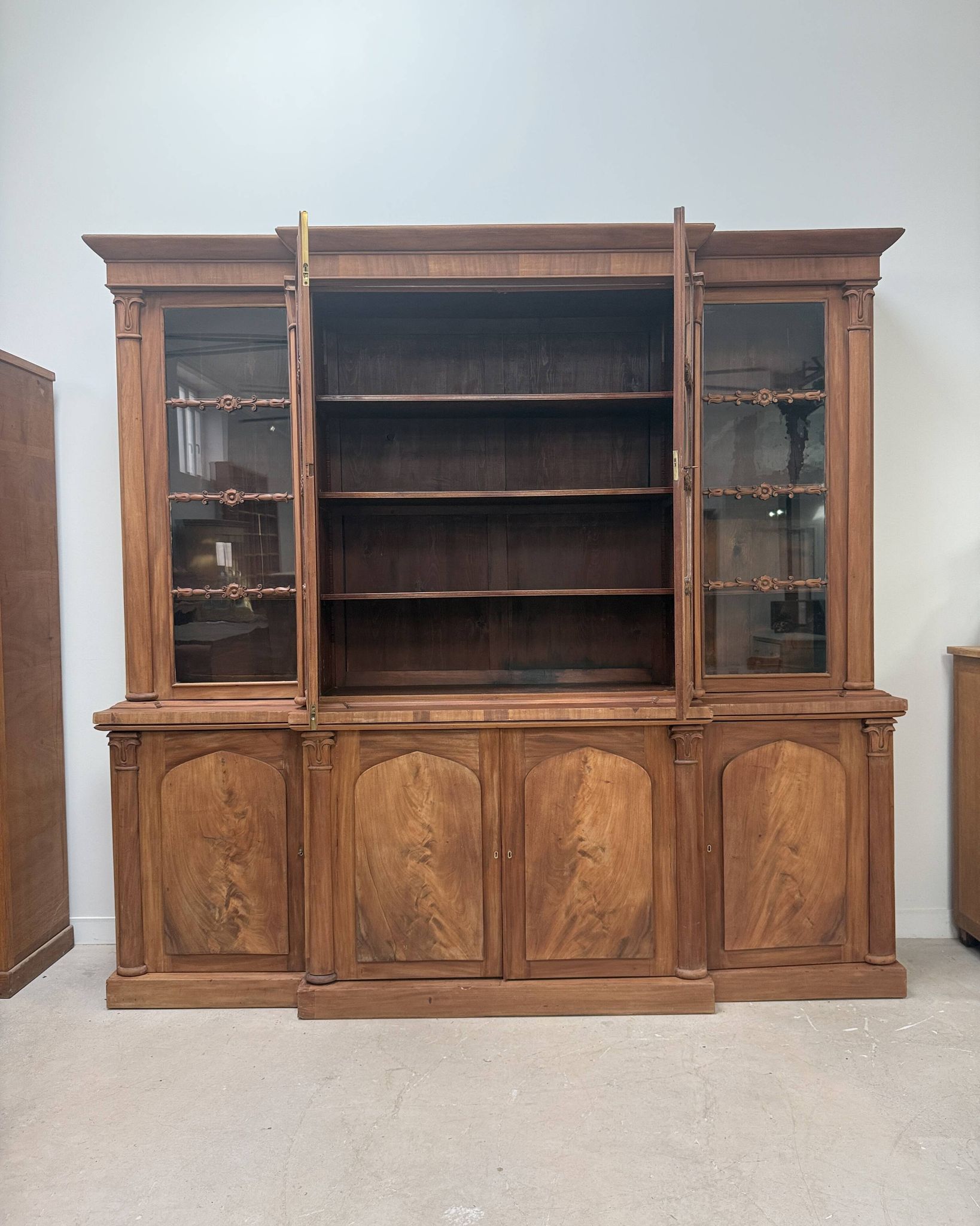 Large English library with a projection (renovated)