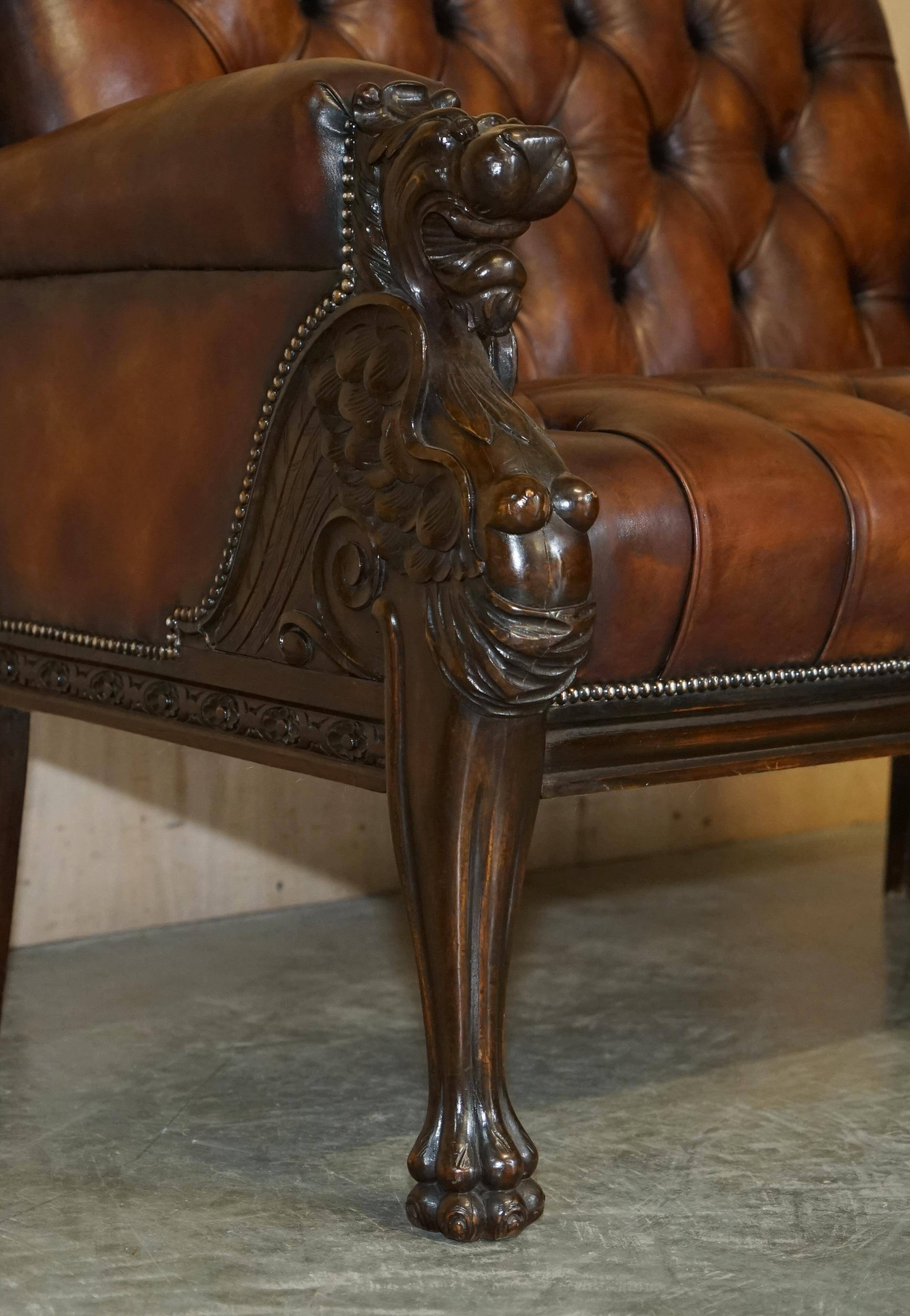 Ensemble Chesterfield cuir avec lion sculpté à la main restauré