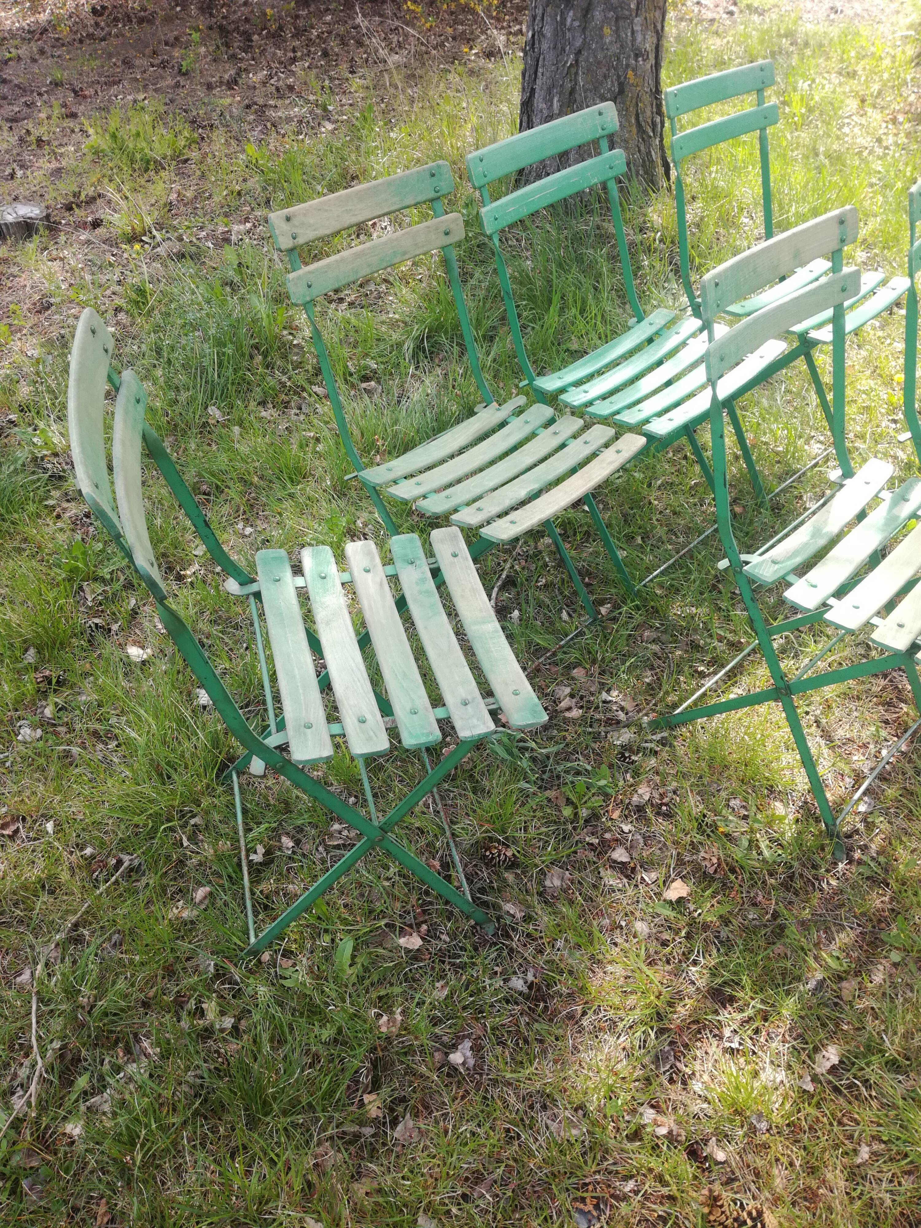 Sept chaises de jardin anciennes