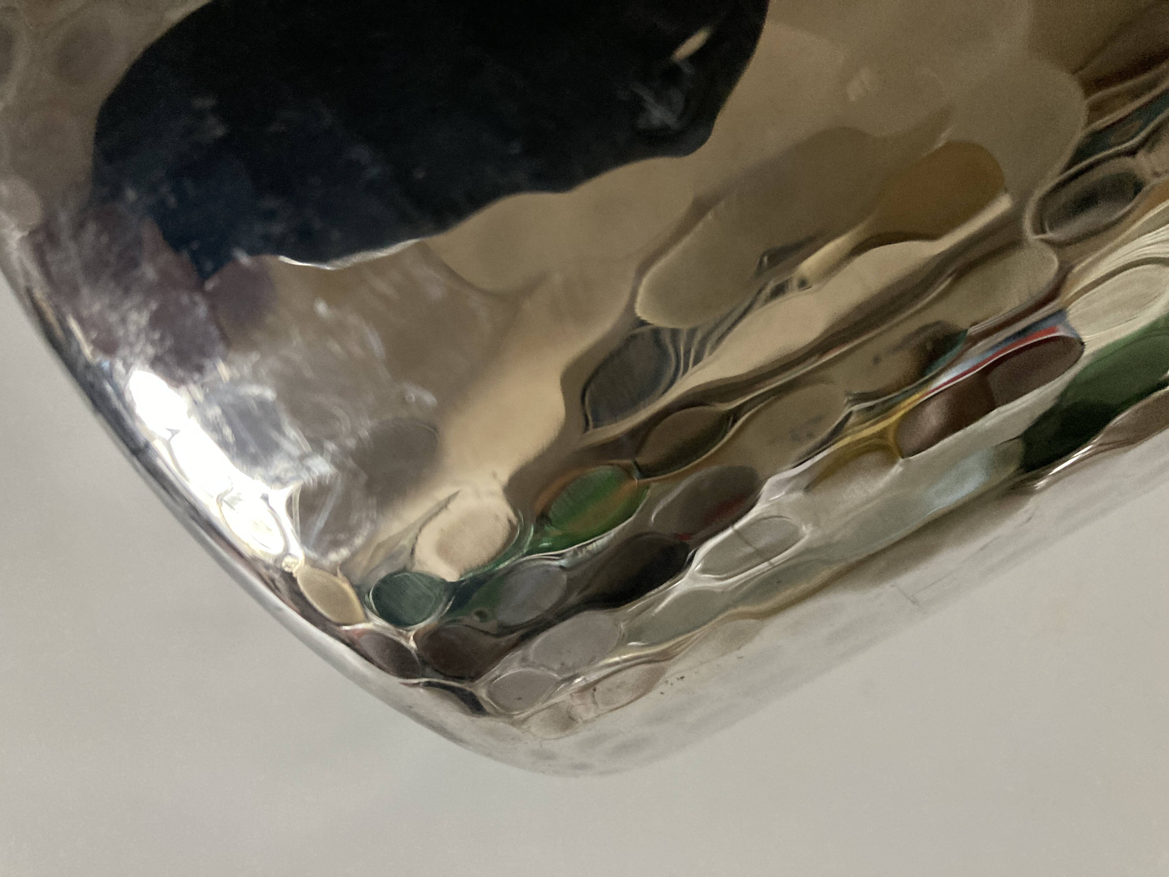 Vase pichet moderniste en métal argenté martelé Porciani Italy 1960