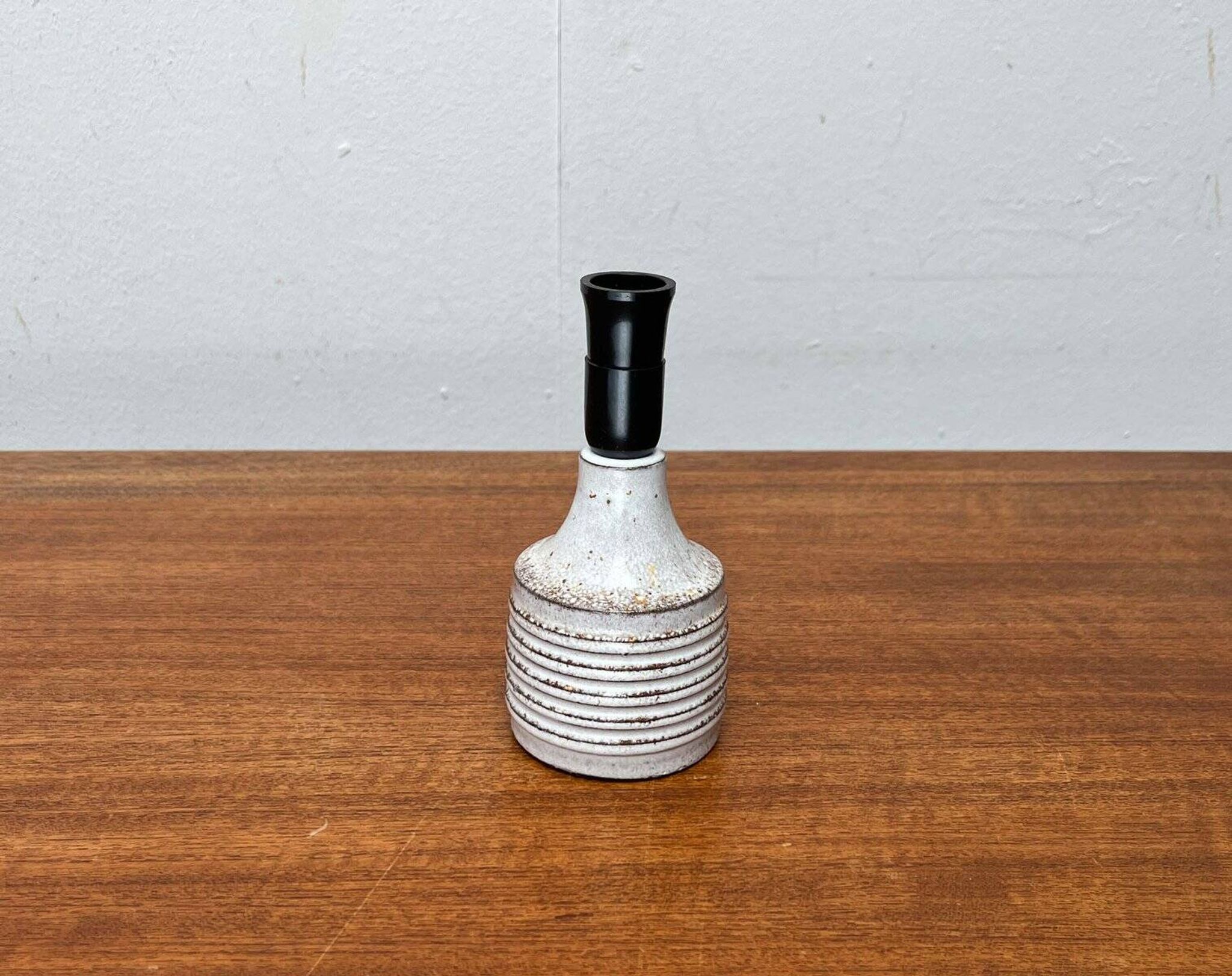 Mid-century modern studio pottery table lamp by Axella, 1960s.