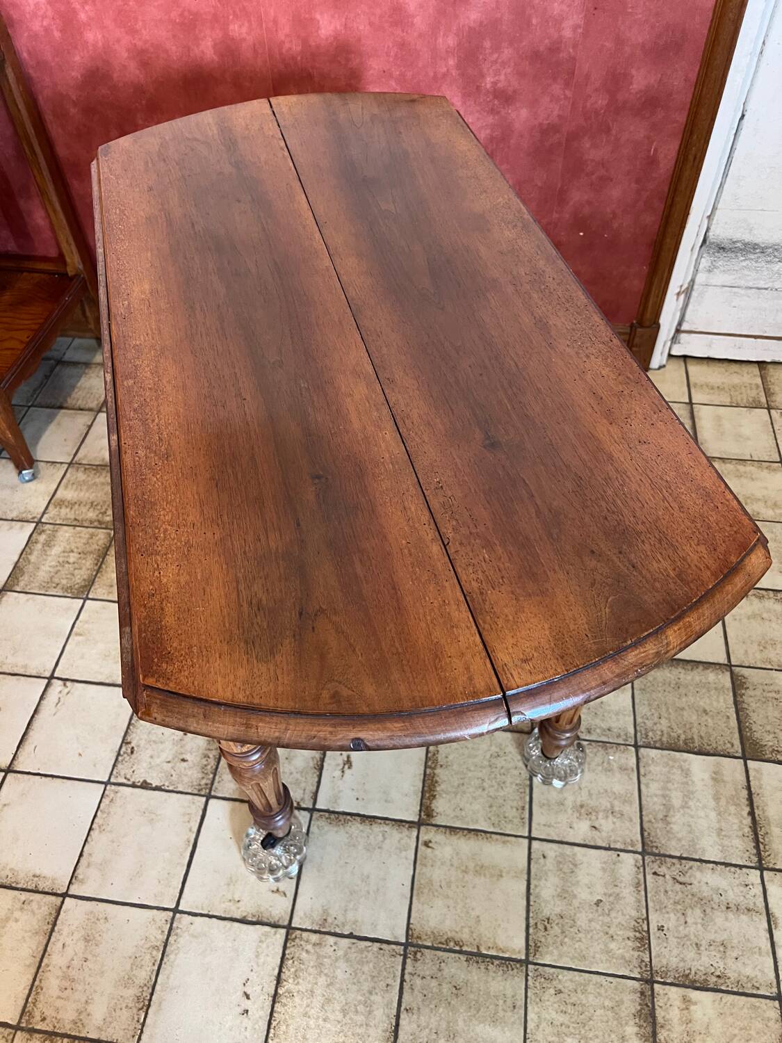 Folding round wooden table