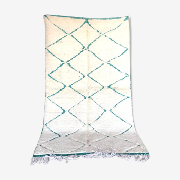 Tapis béni ouarain à losanges vert et blanc avec franges sur le côté 143x240