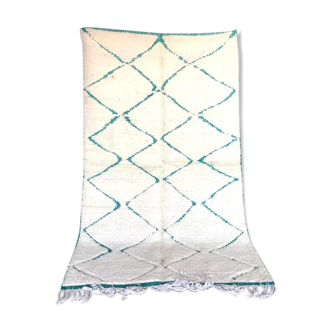 Tapis béni ouarain à losanges vert et blanc avec franges sur le côté 143x240