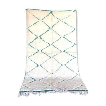 Tapis béni ouarain à losanges vert et blanc avec franges sur le côté 143x240