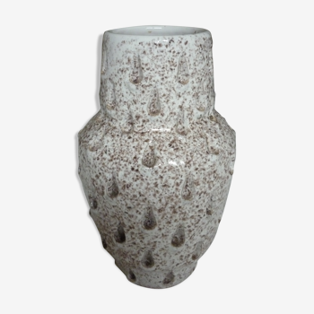 Vase en ceramique blanc tacheté avec creux forme de larmes