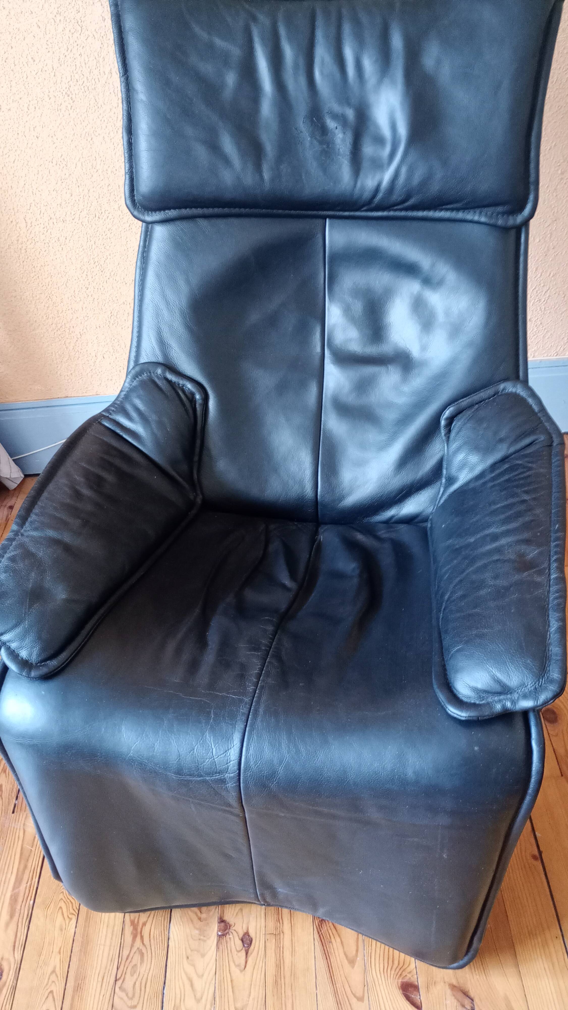 Armchair by designer Hjellegjerde. Contura Zero Gravity model for Modi.