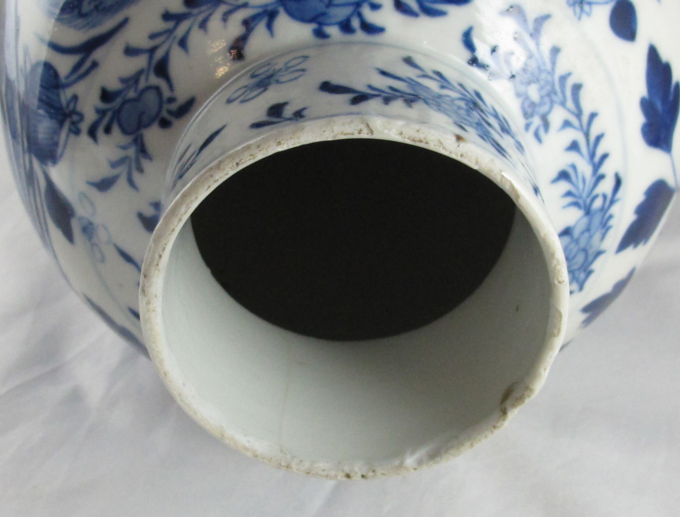 Ancient Chinese white blue potiche