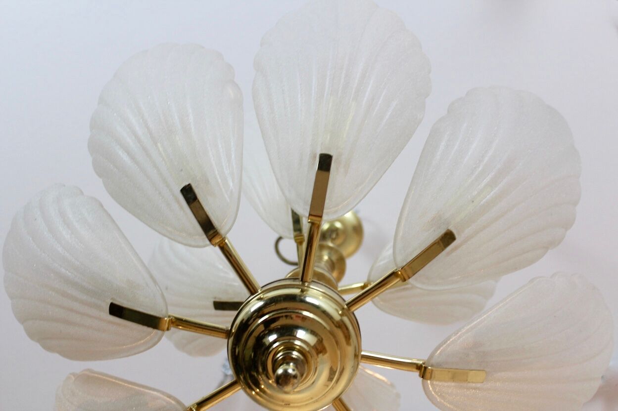 Lustre en laiton avec des coquilles de verre de Murano, années 1970