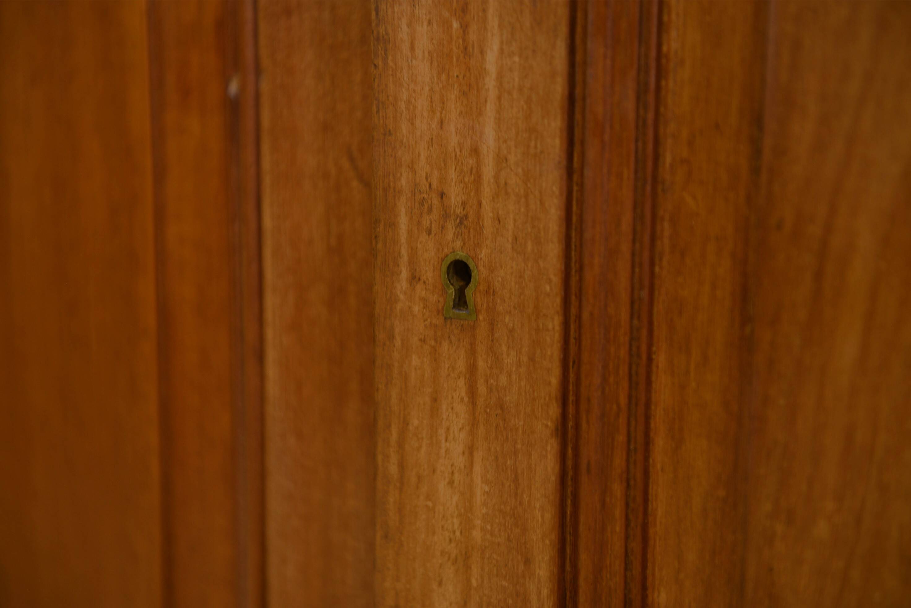 Mahogany workshop furniture with three sliding doors from the 1920s.
