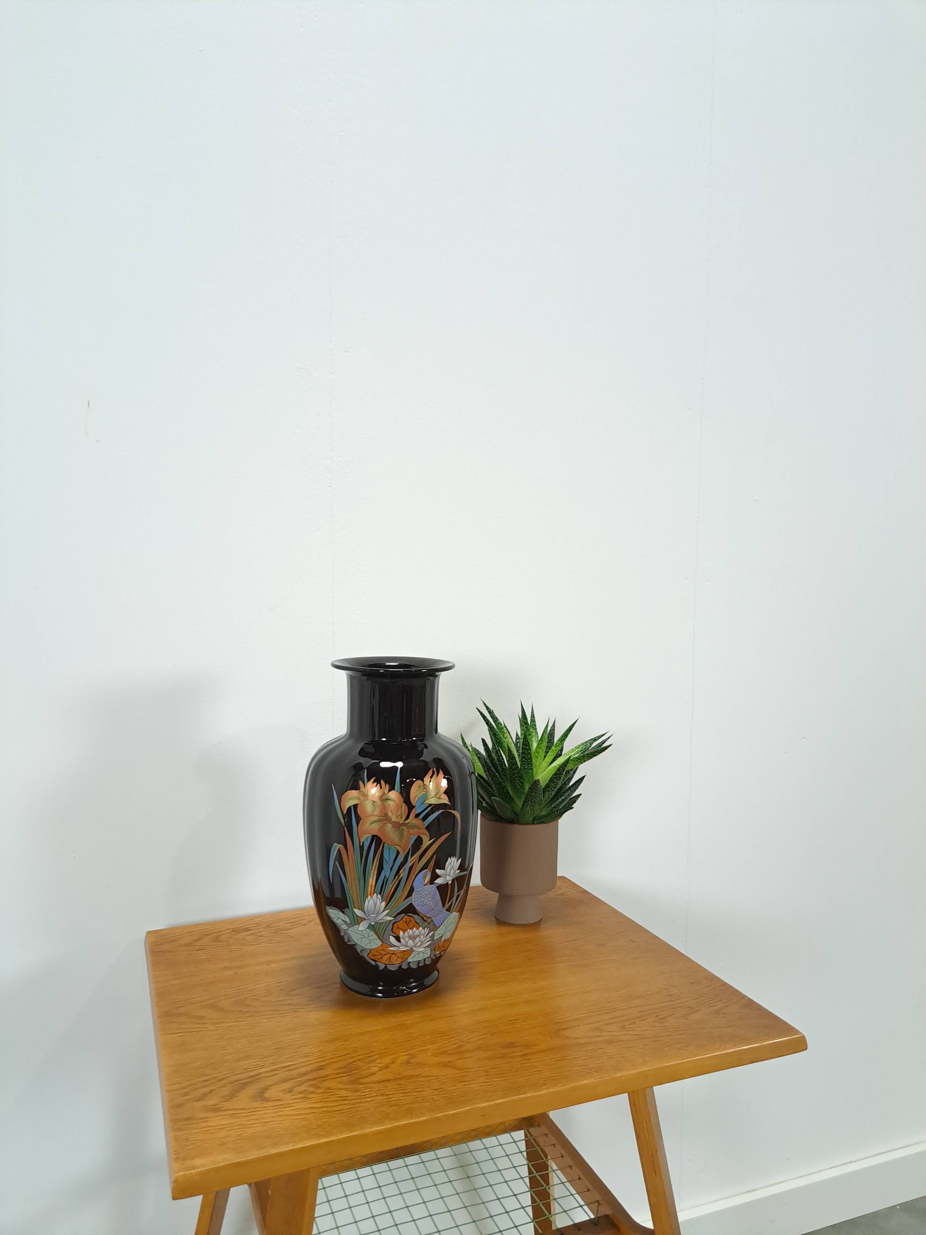 Vase vintage en porcelaine noire.