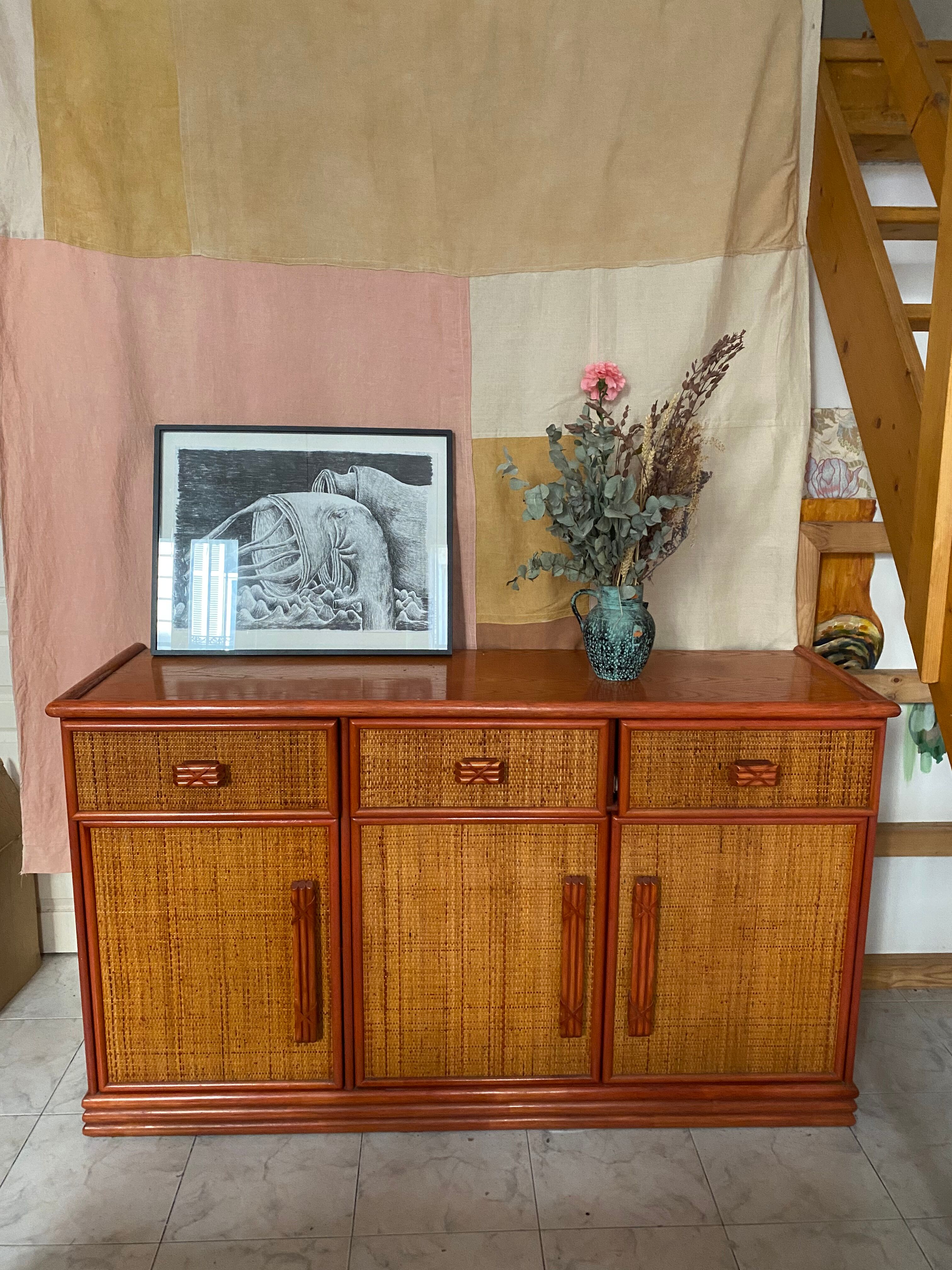 Buffet en bois ornement en rotin
