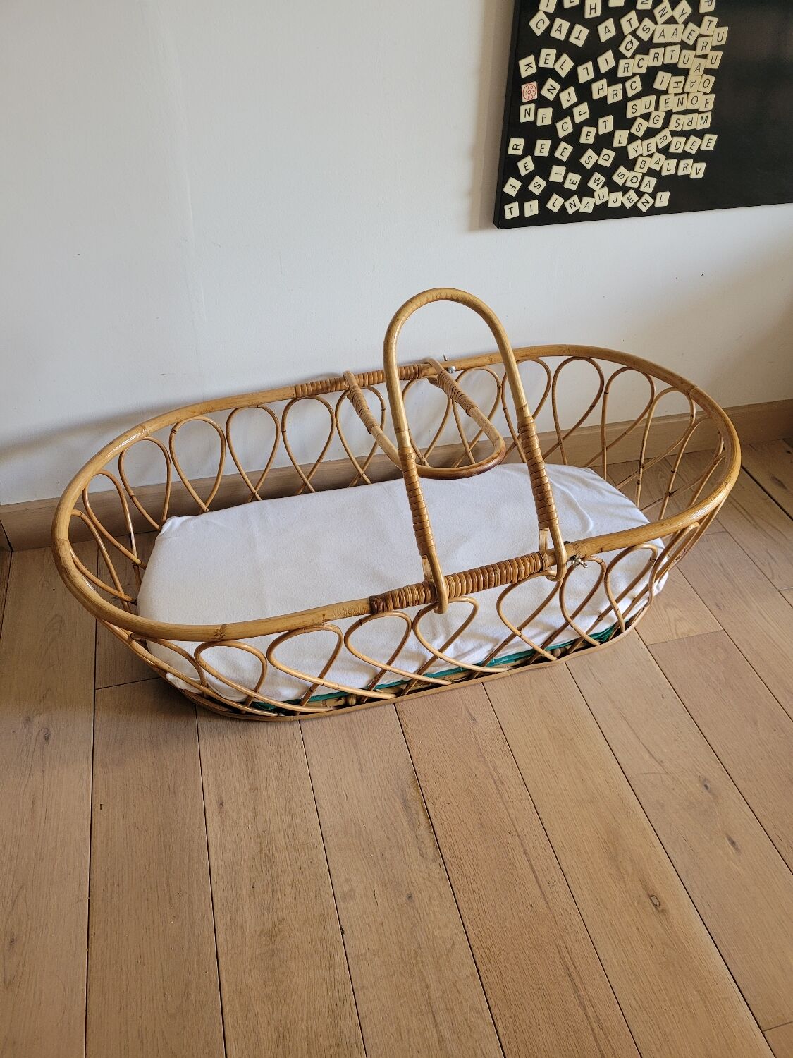 Rattan bassinet with support