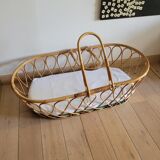 Rattan bassinet with support
