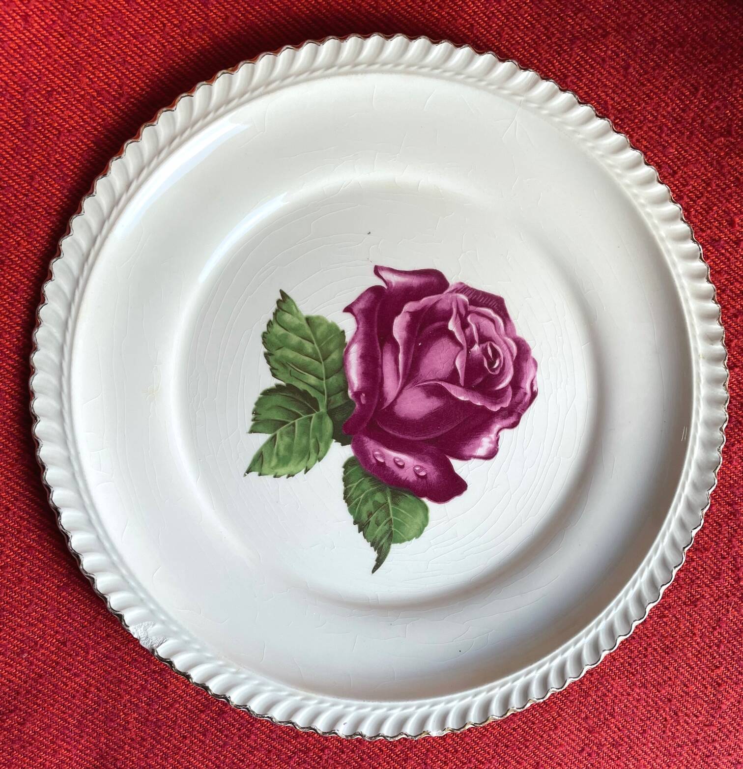 Decorative plate Harker with a red rose in the centre and a 22-carat gold border.