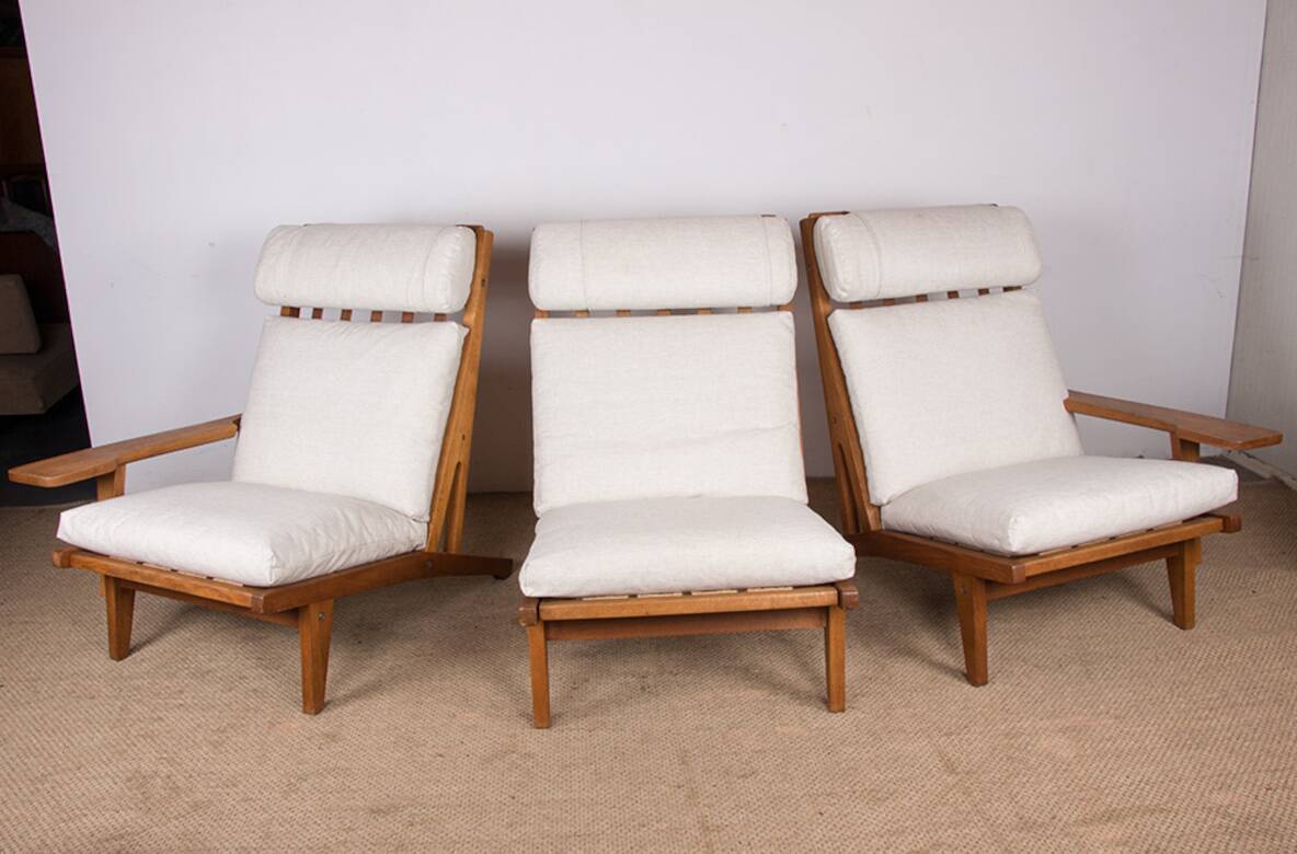 Danish sofa in solid oak and fabric, model GE375 by Hans Wegner 1960.