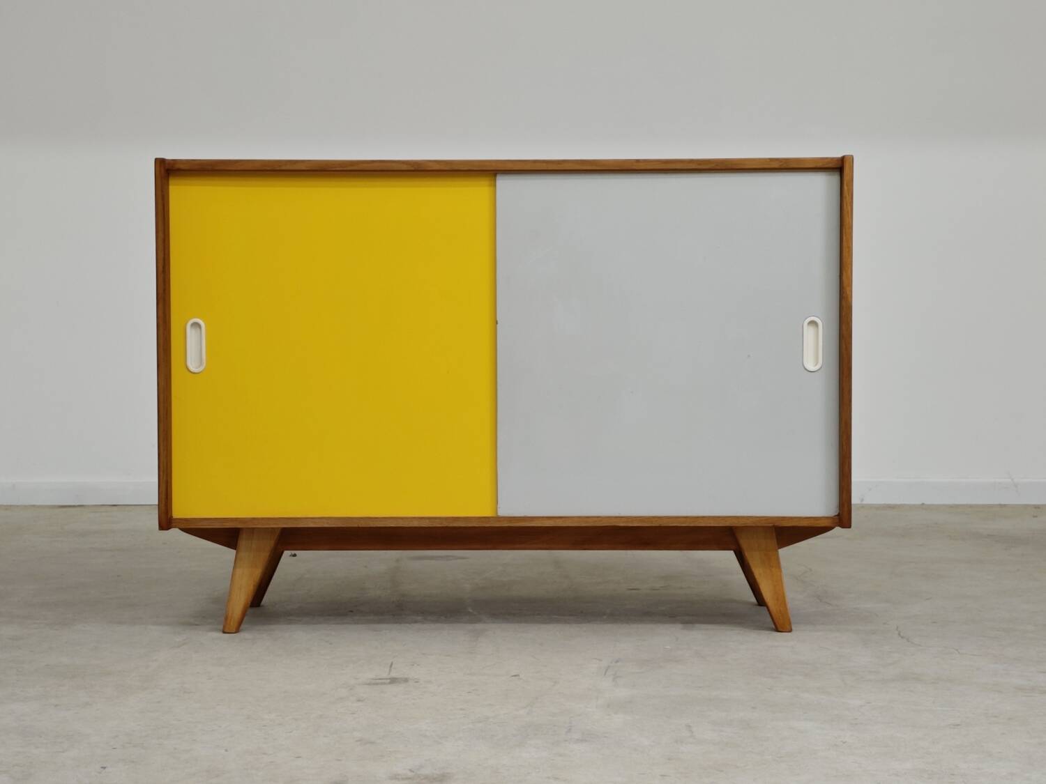 Buffet U-452 jaune et gris par Jiri Jiroutek pour Interier Praha 1960